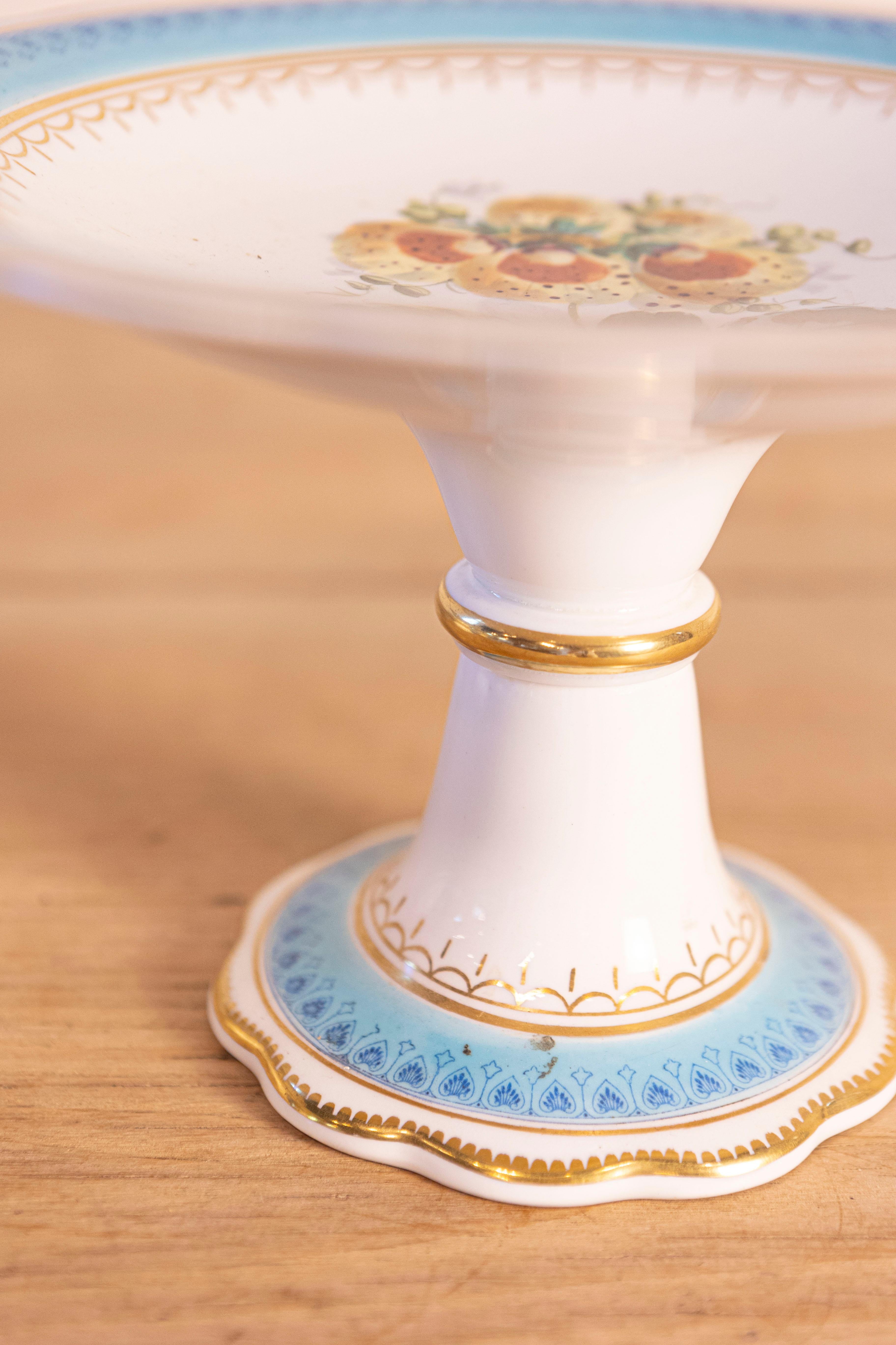 Plat de service anglais du 19ème siècle peint à la fleurs turquoise et blanche Bon état - En vente à Atlanta, GA