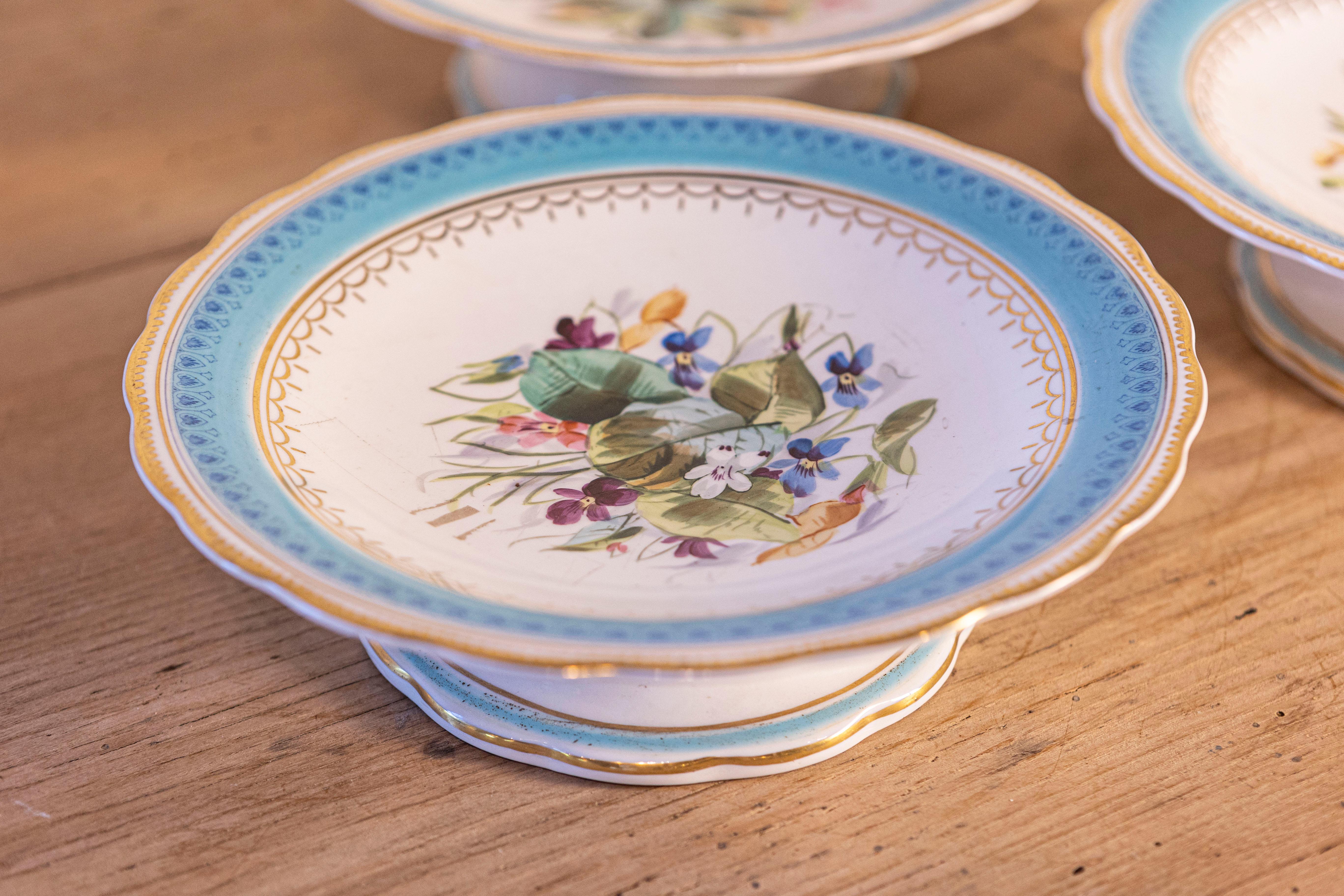 Faïence Plat de service anglais du 19ème siècle peint à la fleurs turquoise et blanche en vente