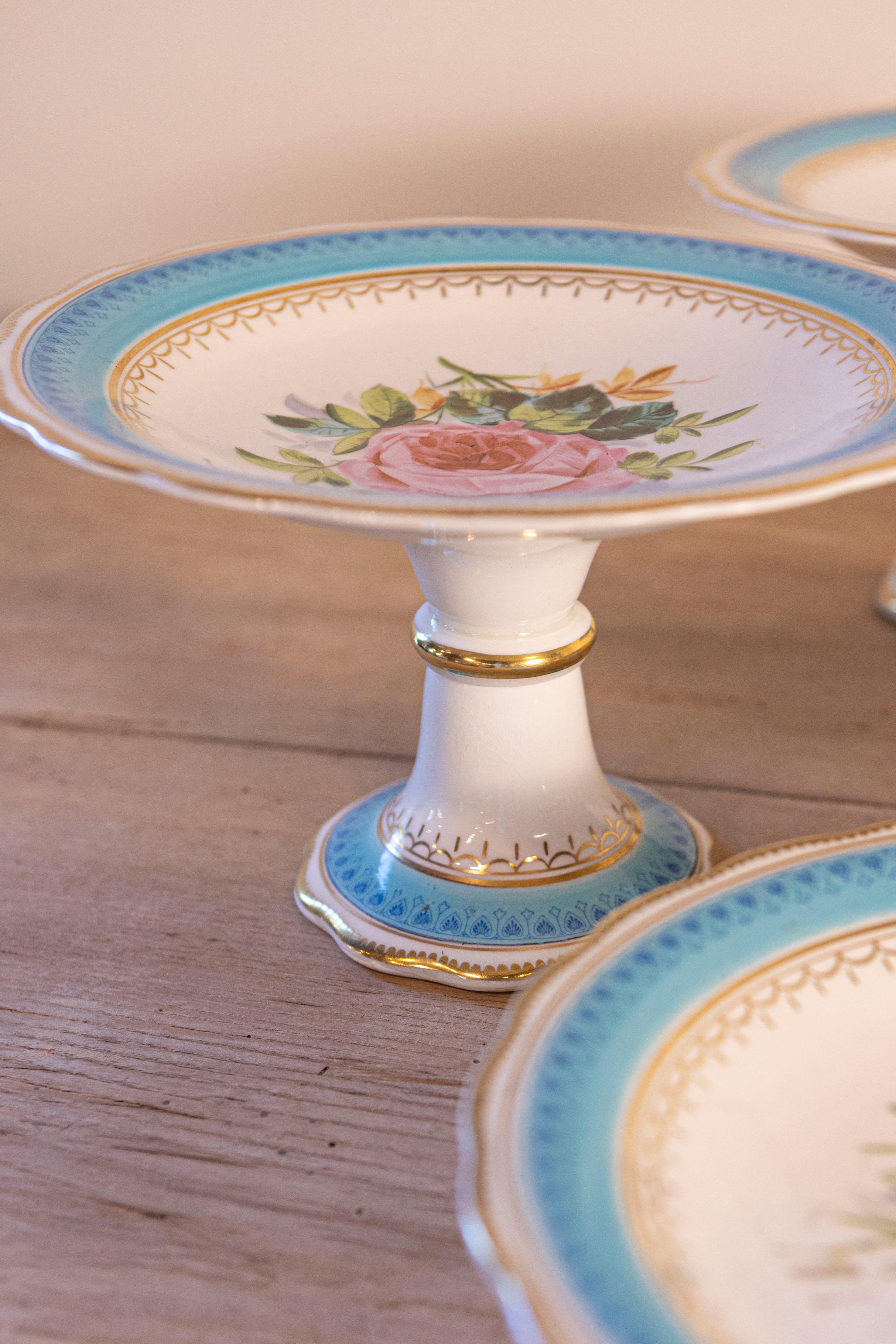 Plat de service anglais du 19ème siècle peint à la fleurs turquoise et blanche en vente 1
