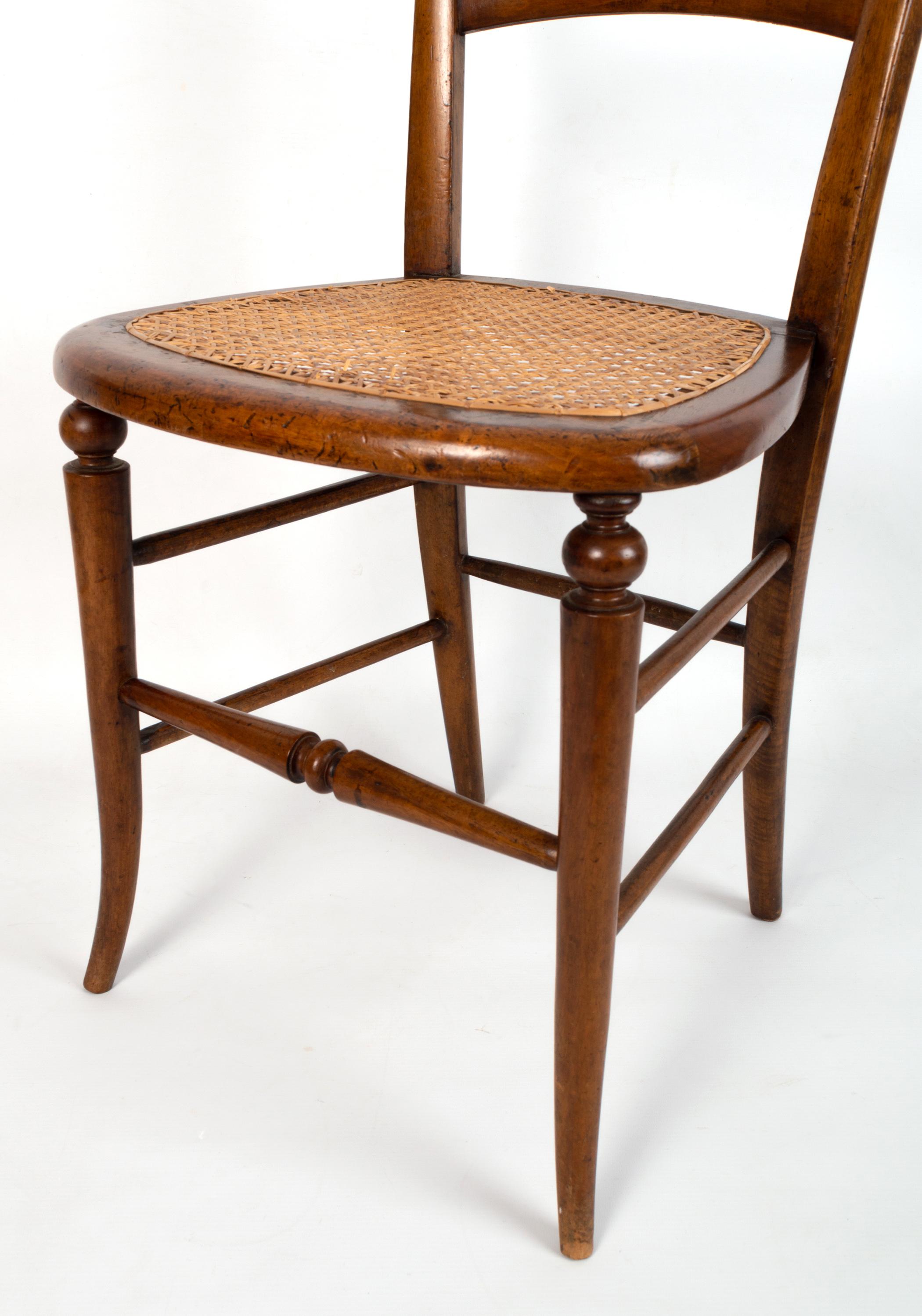 English 19th Century Victorian Caned Walnut Salon Chair C.1860 In Good Condition In London, GB