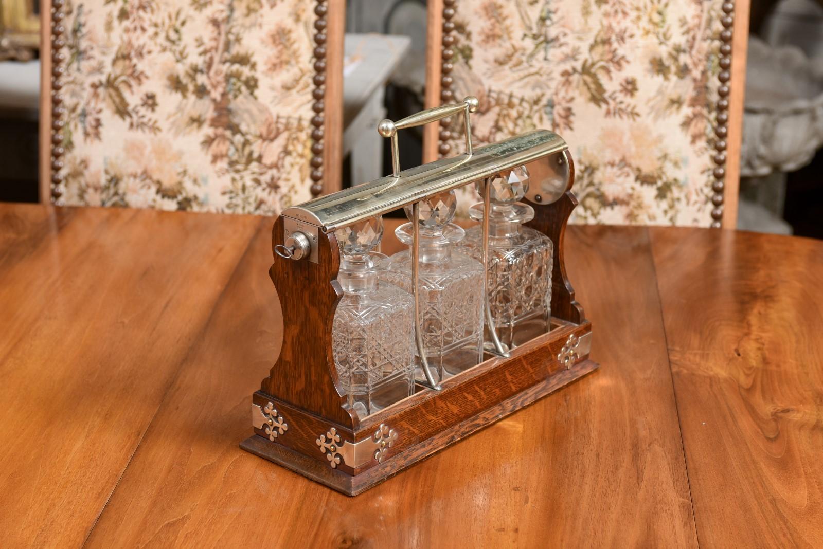 Viktorianische Tantalus-Schlüssel mit drei geschliffenen Glaskaraffen aus dem 19. Jahrhundert im Angebot 4