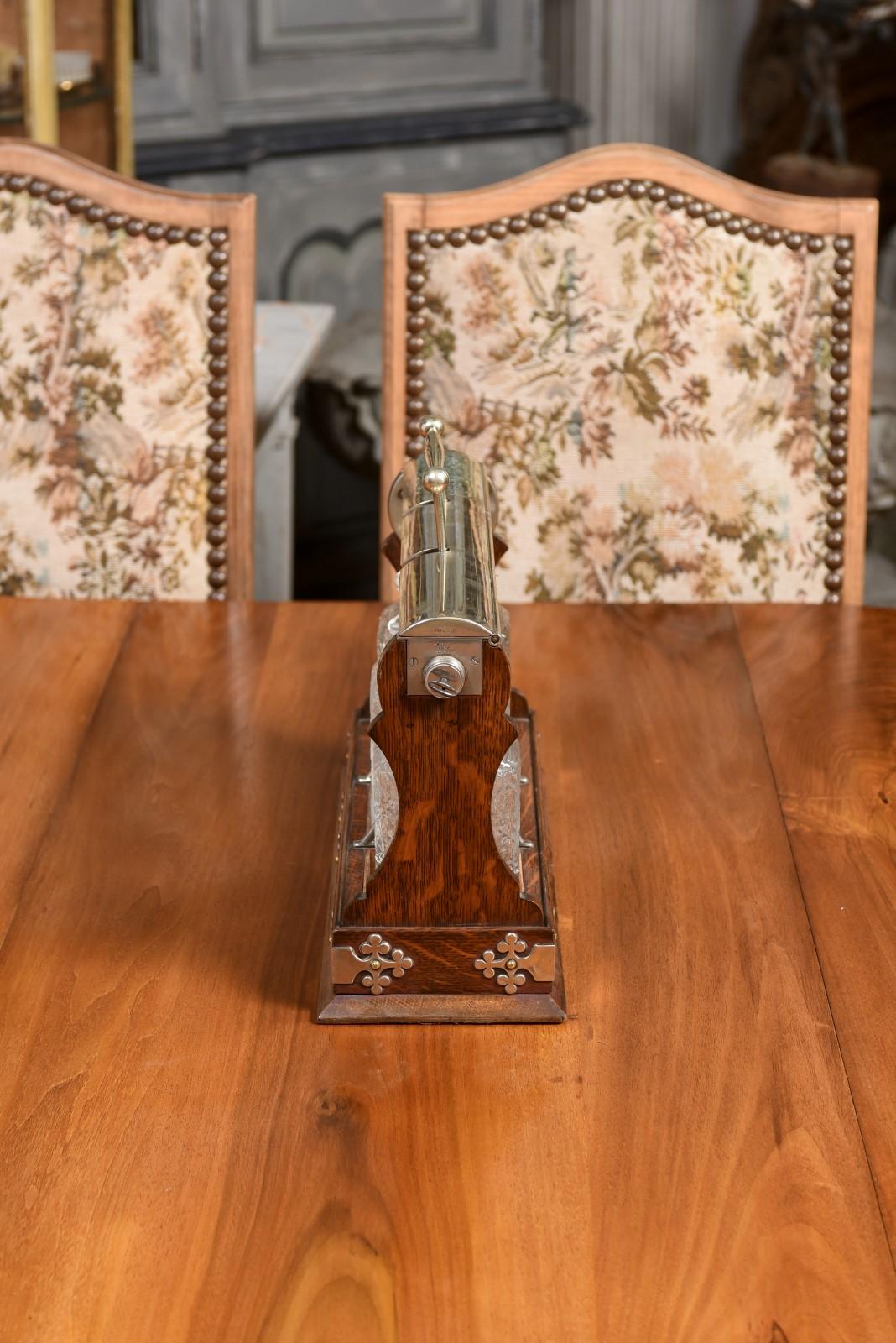 Viktorianische Tantalus-Schlüssel mit drei geschliffenen Glaskaraffen aus dem 19. Jahrhundert im Angebot 5