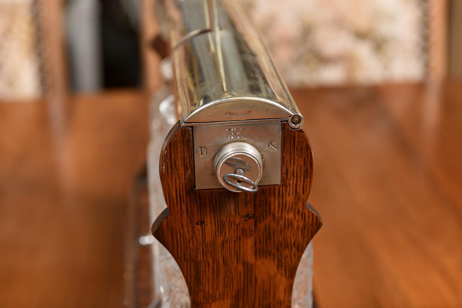 Viktorianische Tantalus-Schlüssel mit drei geschliffenen Glaskaraffen aus dem 19. Jahrhundert im Angebot 6
