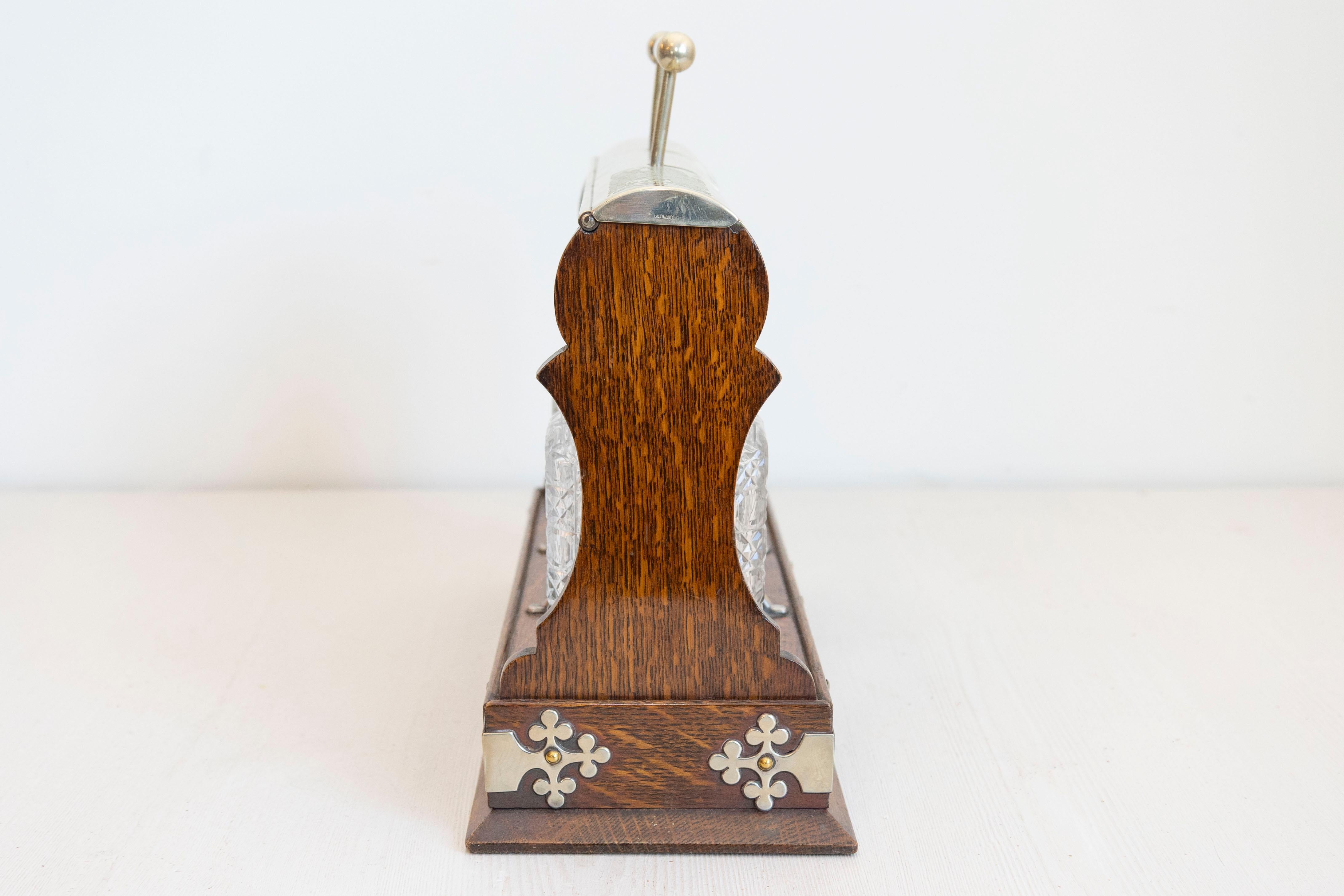English 19th Century Victorian Locking Tantalus with Three Cut Glass Decanters In Good Condition For Sale In Atlanta, GA