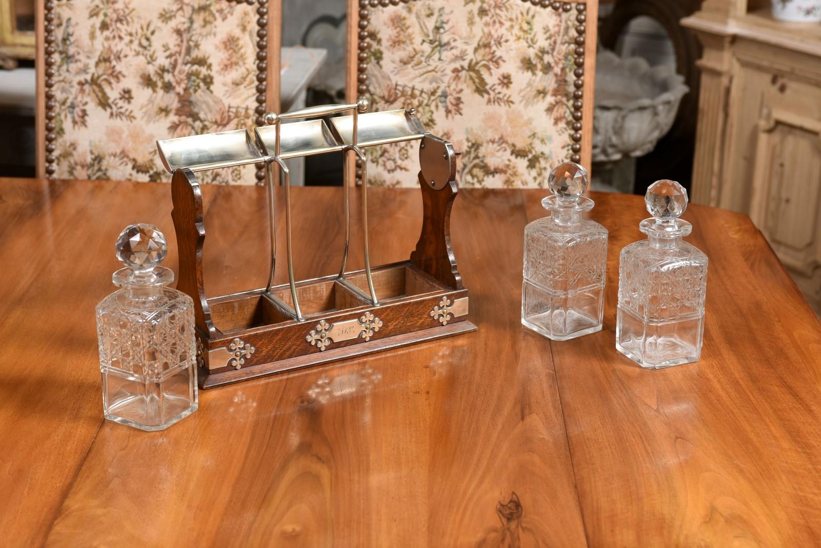 Argenté Tantale de verrouillage anglais du 19e siècle de style victorien avec trois carafes en verre taillé en vente