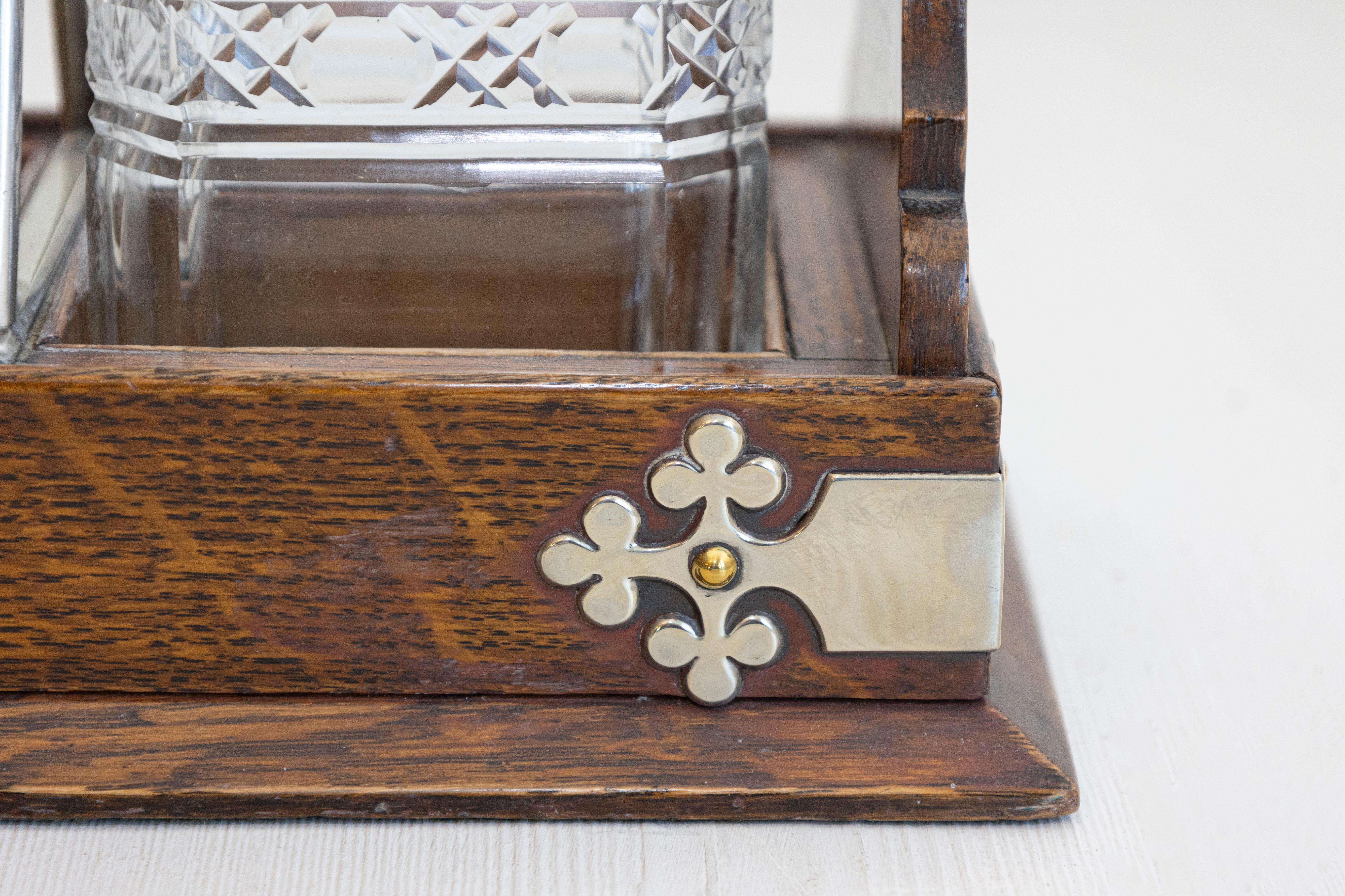 English 19th Century Victorian Locking Tantalus with Three Cut Glass Decanters For Sale 1