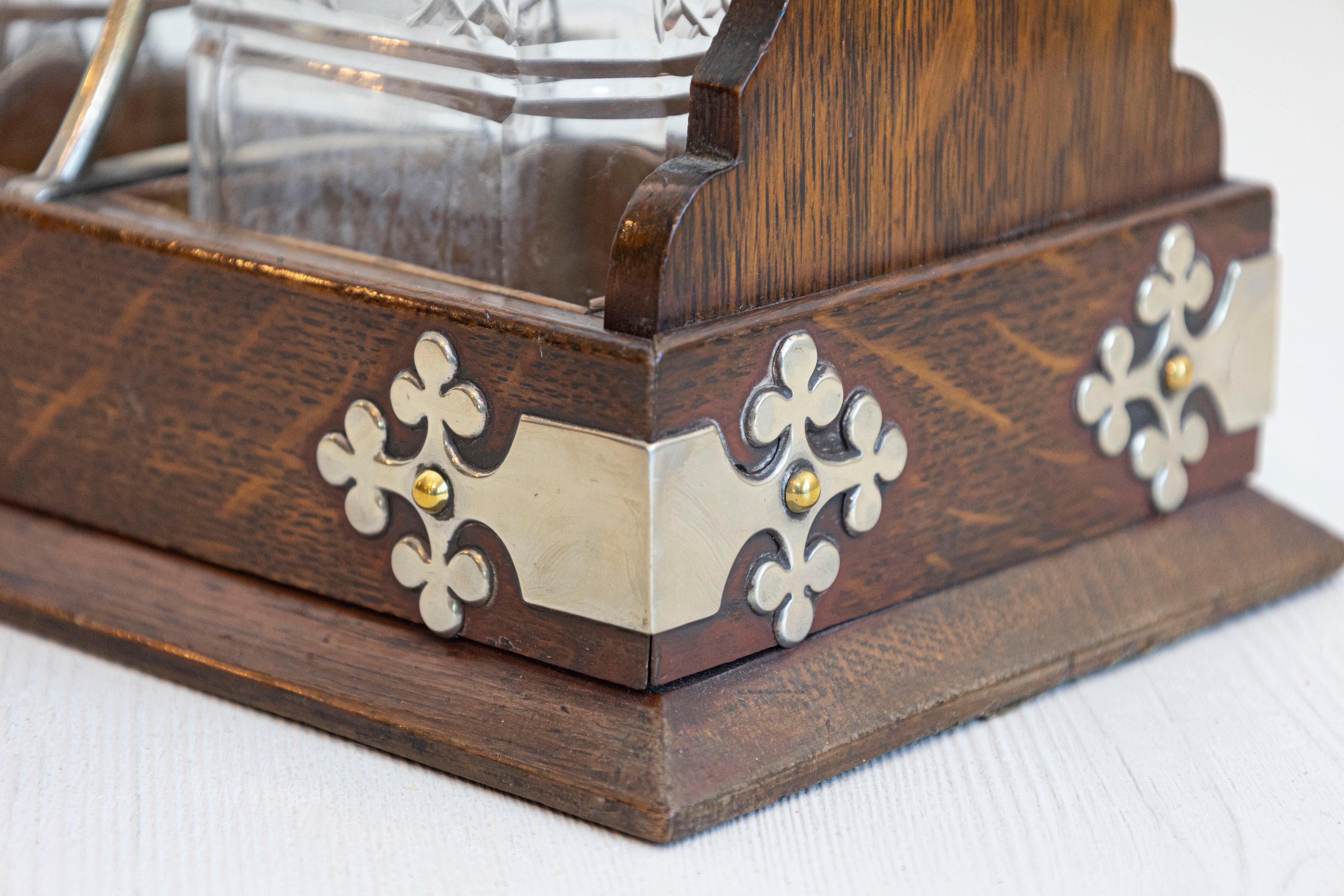 English 19th Century Victorian Locking Tantalus with Three Cut Glass Decanters For Sale 4