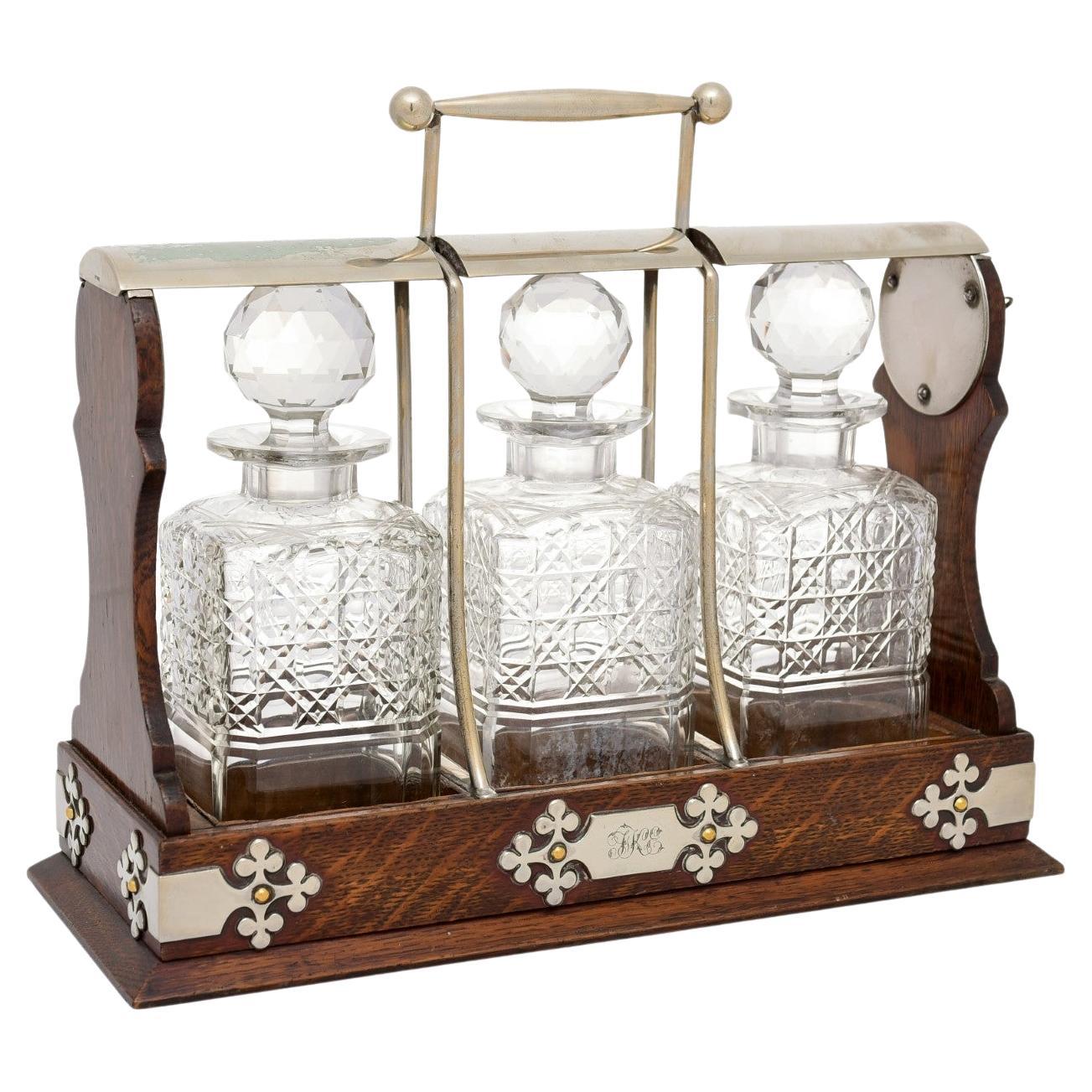 Tantale de verrouillage anglais du 19e siècle de style victorien avec trois carafes en verre taillé