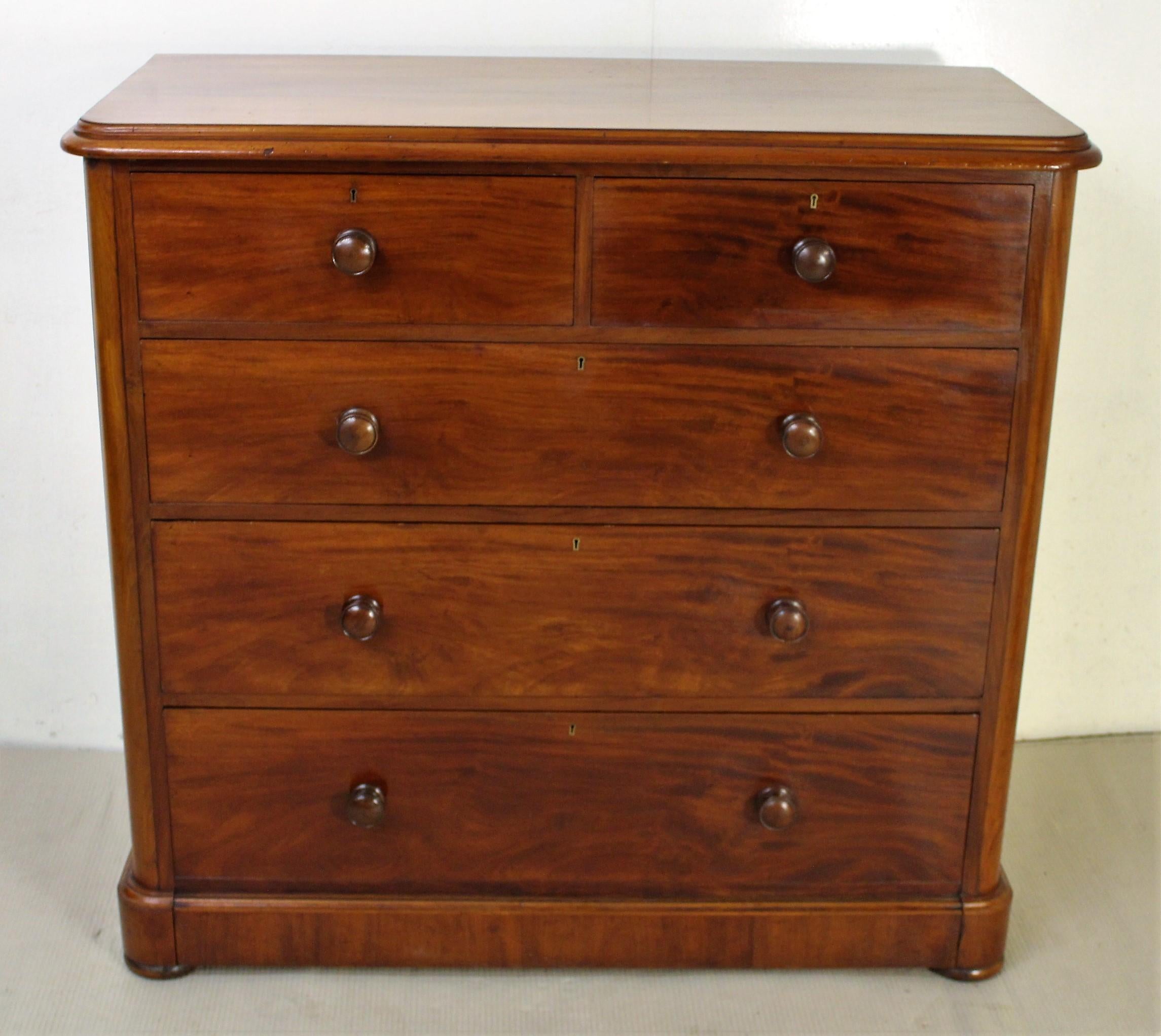 A splendid mid-Victorian period mahogany chest of drawers. Of very good construction in solid mahogany with attractive mahogany veneers. With an arrangement of 2 short over 3 long drawers which afford generous storage capacity. Sympathetically