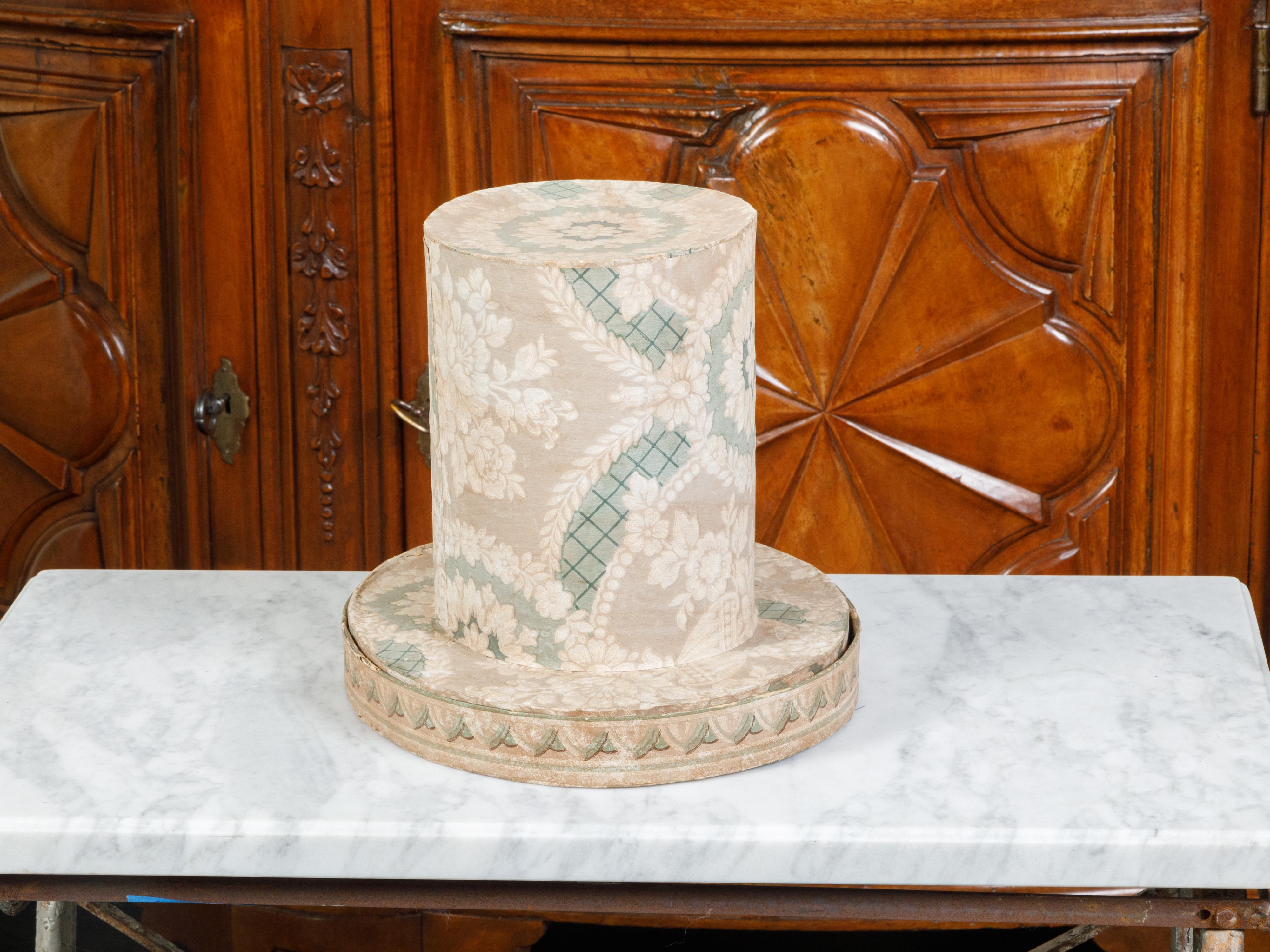 Boîte à chapeaux anglaise en papier d'époque victorienne du 19ème siècle avec décor floral en vente 3