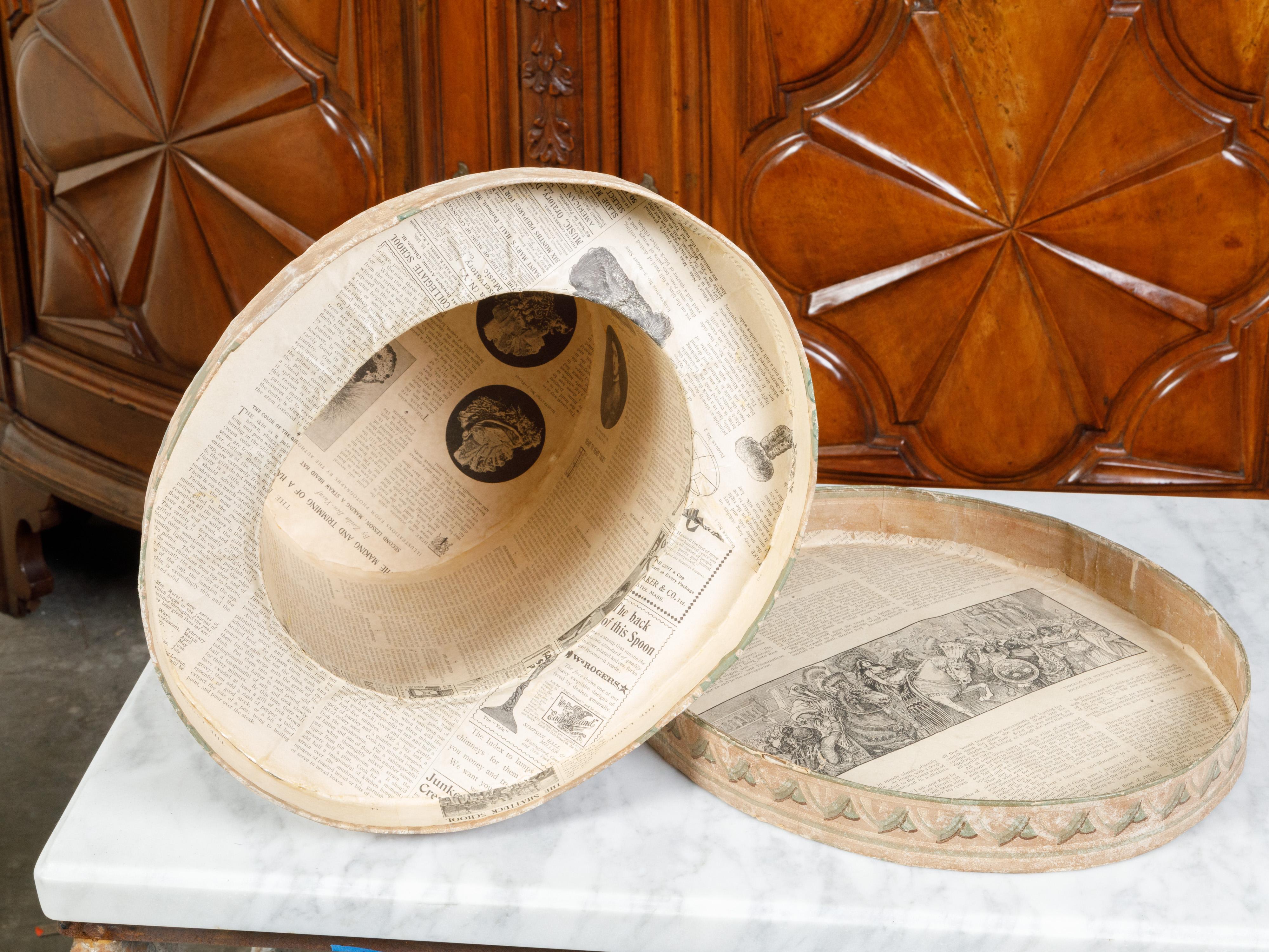 Boîte à chapeaux anglaise en papier d'époque victorienne du 19ème siècle avec décor floral en vente 4