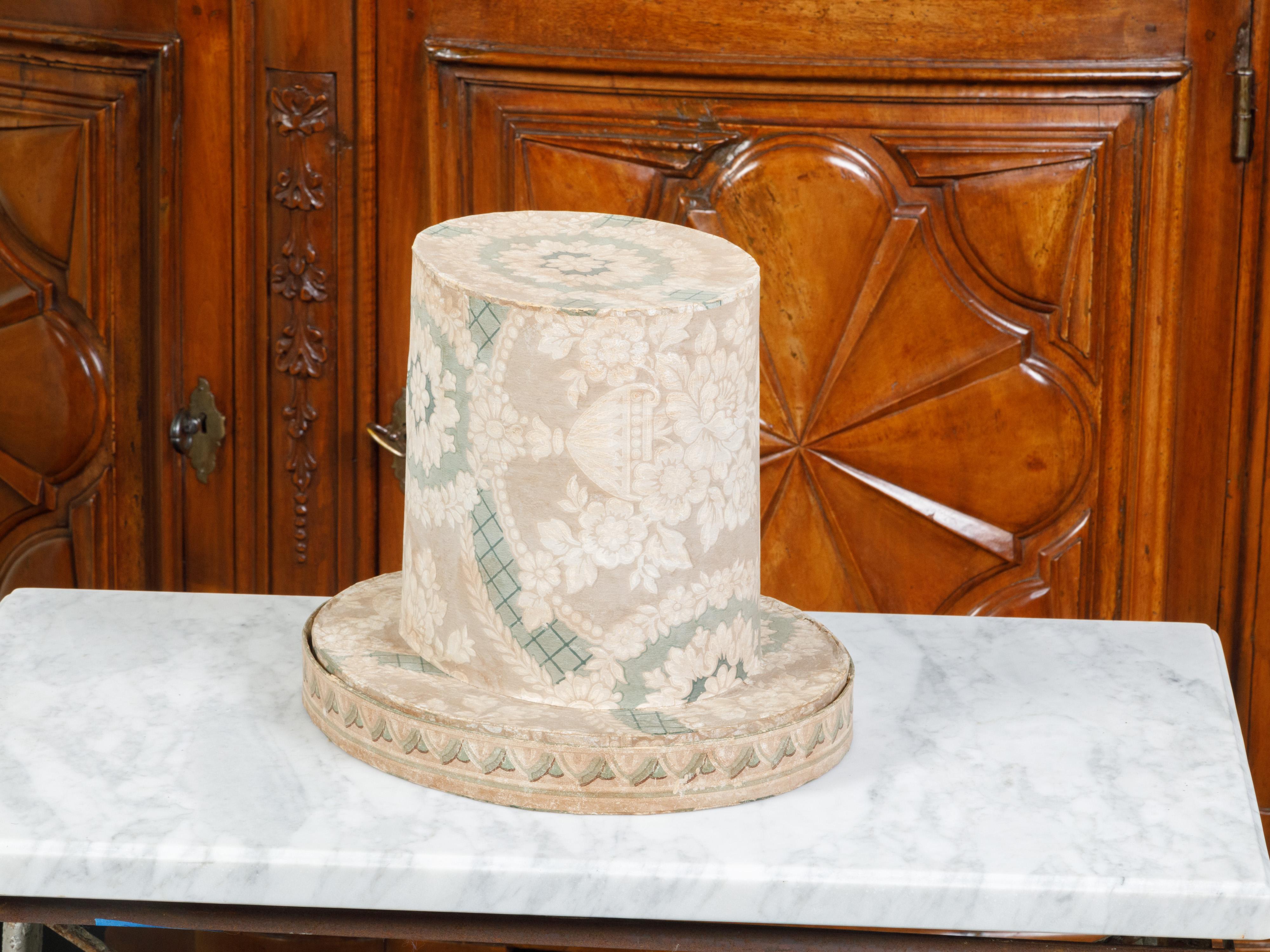 XIXe siècle Boîte à chapeaux anglaise en papier d'époque victorienne du 19ème siècle avec décor floral en vente