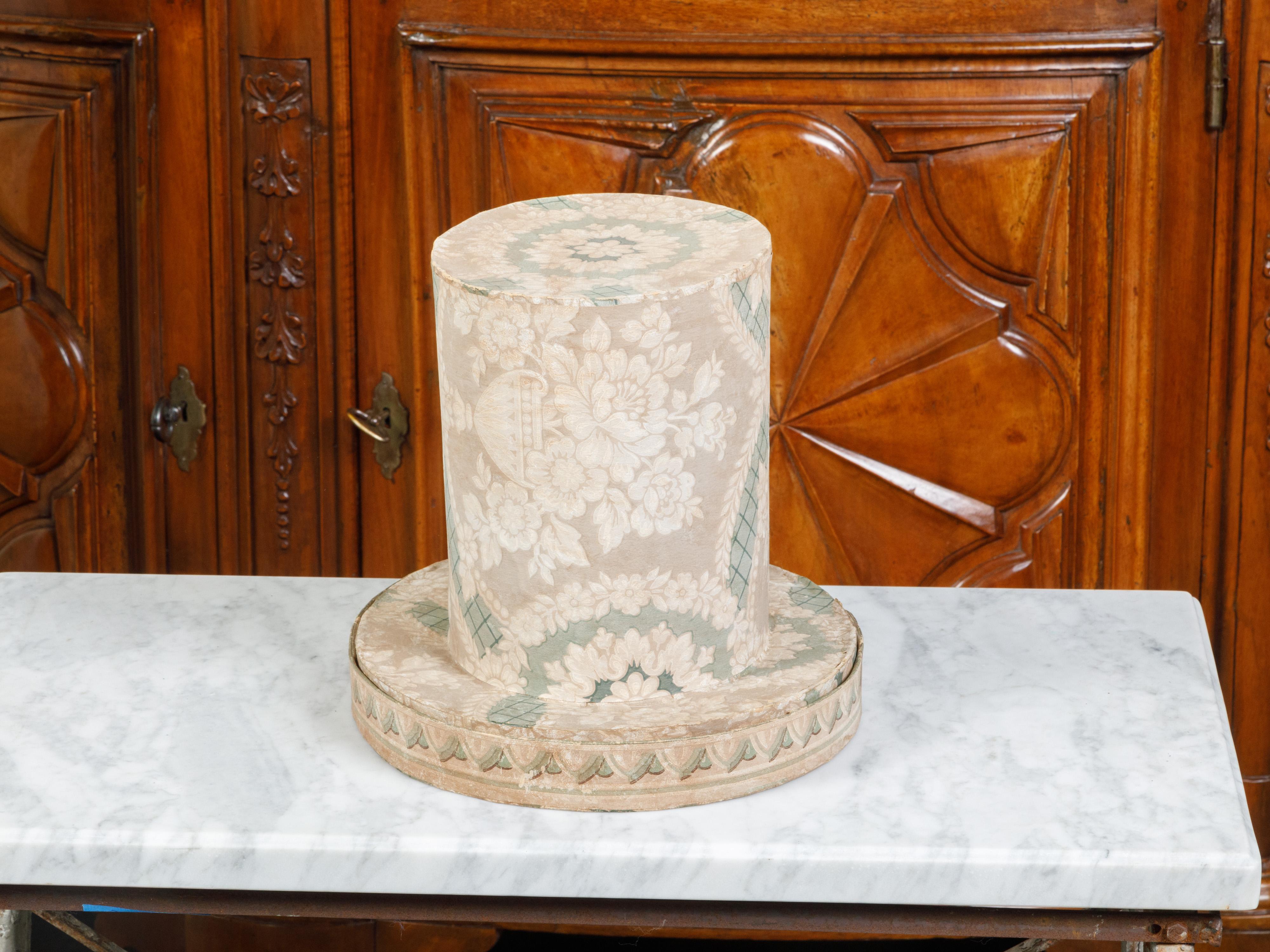 Papier Boîte à chapeaux anglaise en papier d'époque victorienne du 19ème siècle avec décor floral en vente