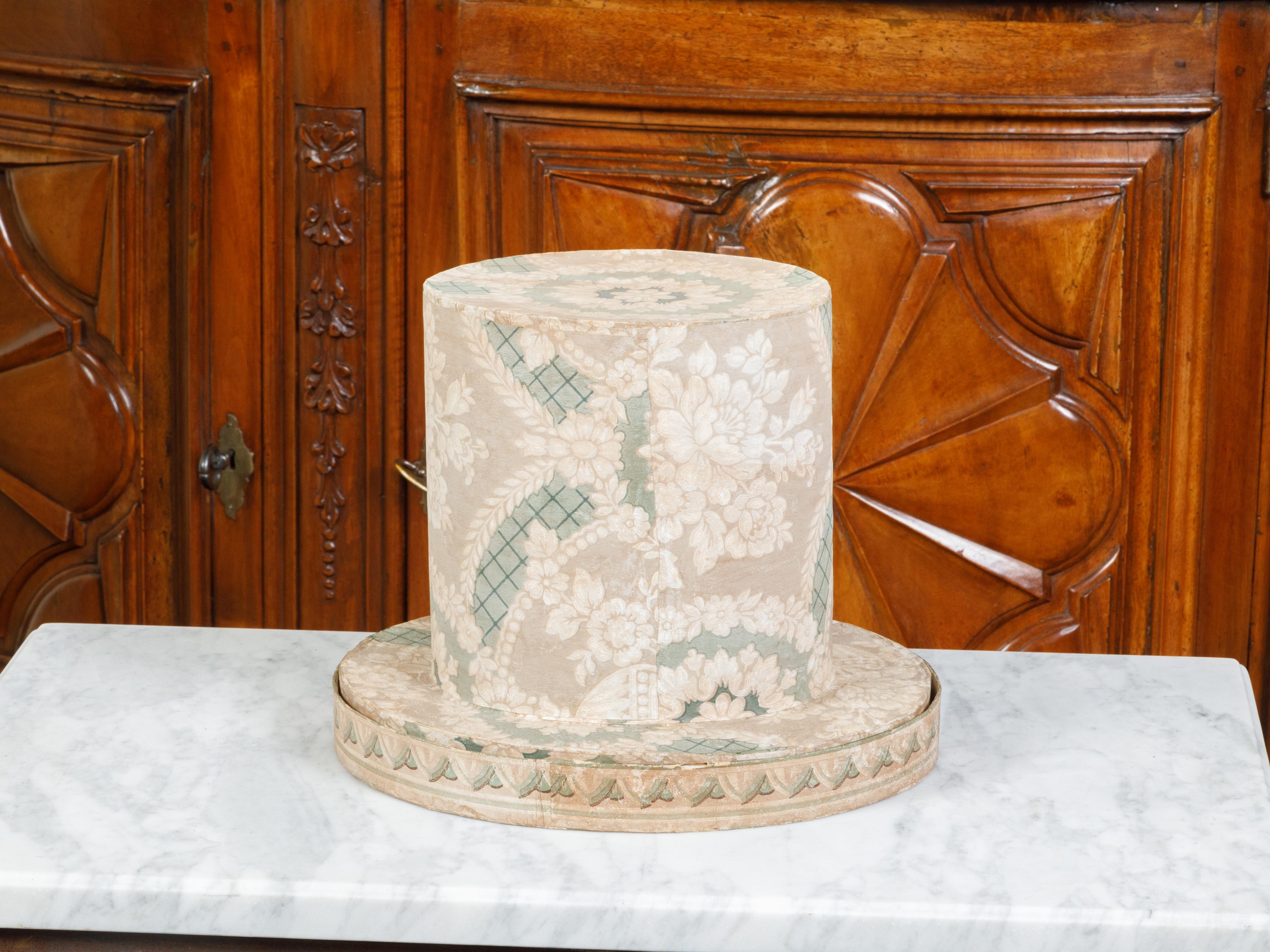 Boîte à chapeaux anglaise en papier d'époque victorienne du 19ème siècle avec décor floral en vente 1