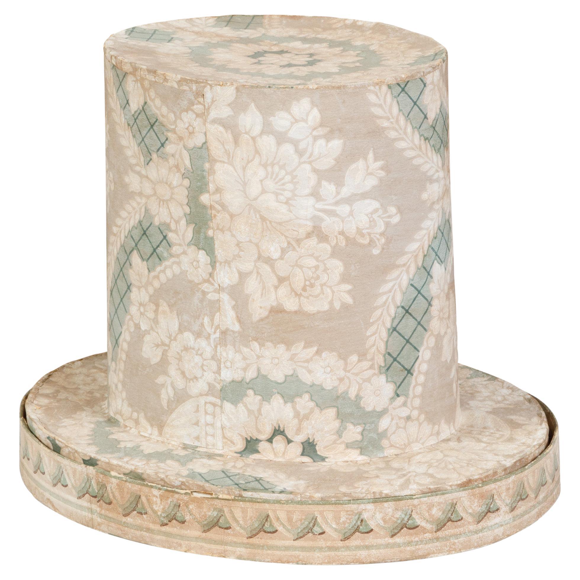 Boîte à chapeaux anglaise en papier d'époque victorienne du 19ème siècle avec décor floral en vente