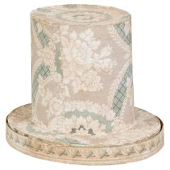 Caja inglesa para sombreros de papel de época victoriana del siglo XIX con decoración floral