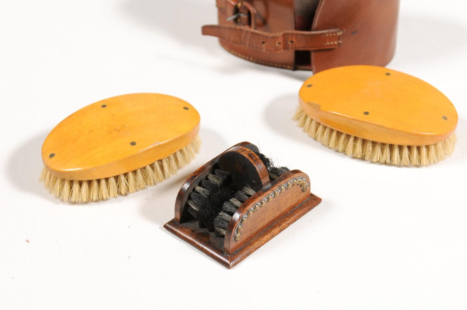 Ensemble d'entretien de chaussures victorien anglais du 19ème siècle avec étui en cuir d'origine en vente 4