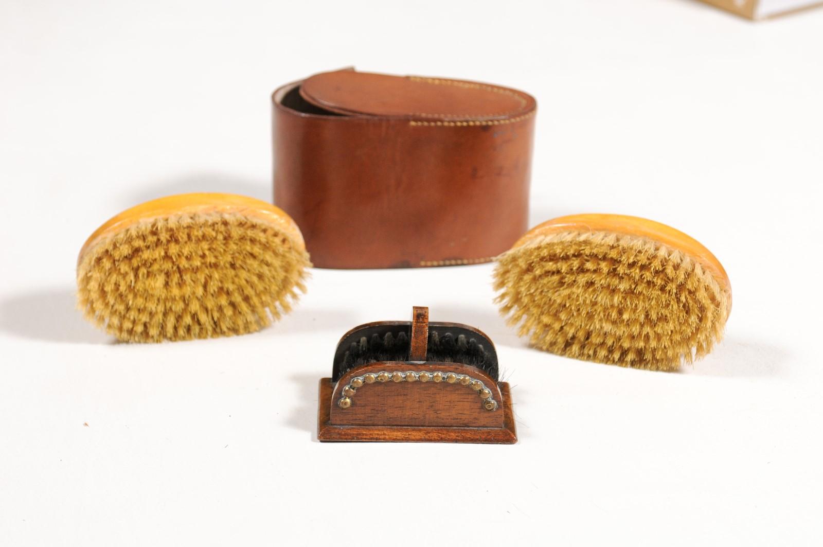 Ensemble d'entretien de chaussures victorien anglais du 19ème siècle avec étui en cuir d'origine en vente 5