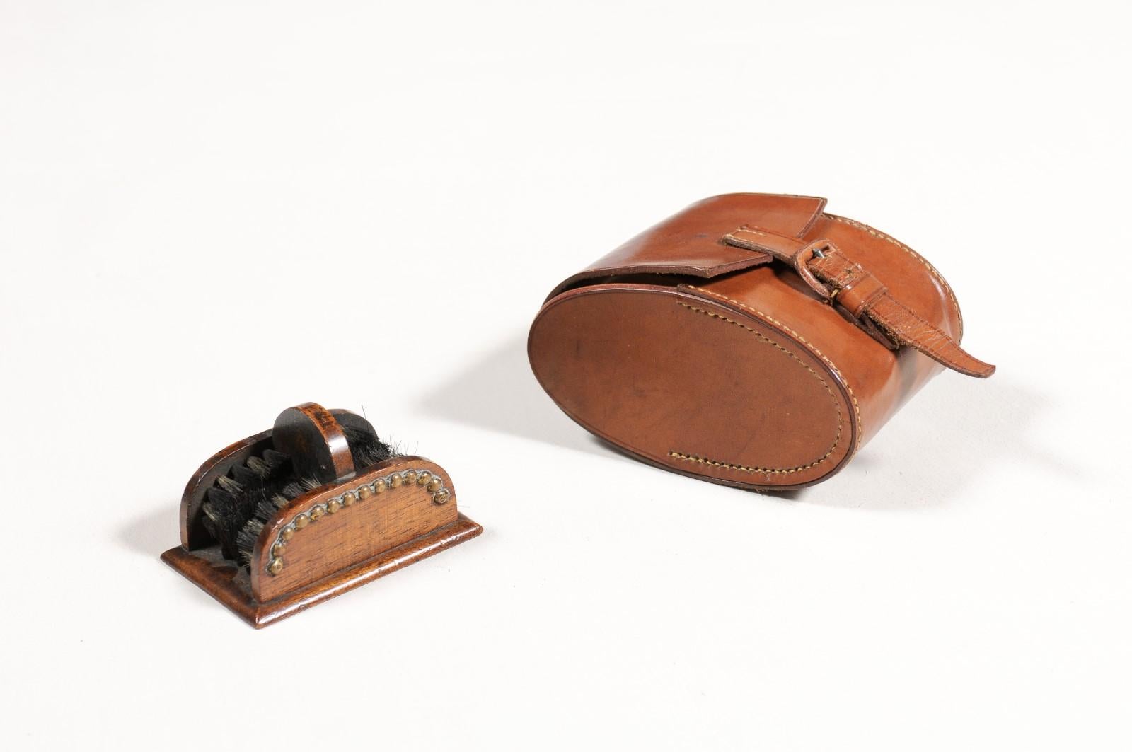 Ensemble d'entretien de chaussures victorien anglais du 19ème siècle avec étui en cuir d'origine Bon état - En vente à Atlanta, GA