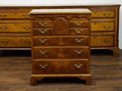 Commode anglaise du XIXe siècle en noyer avec tiroirs gradués et petite porte