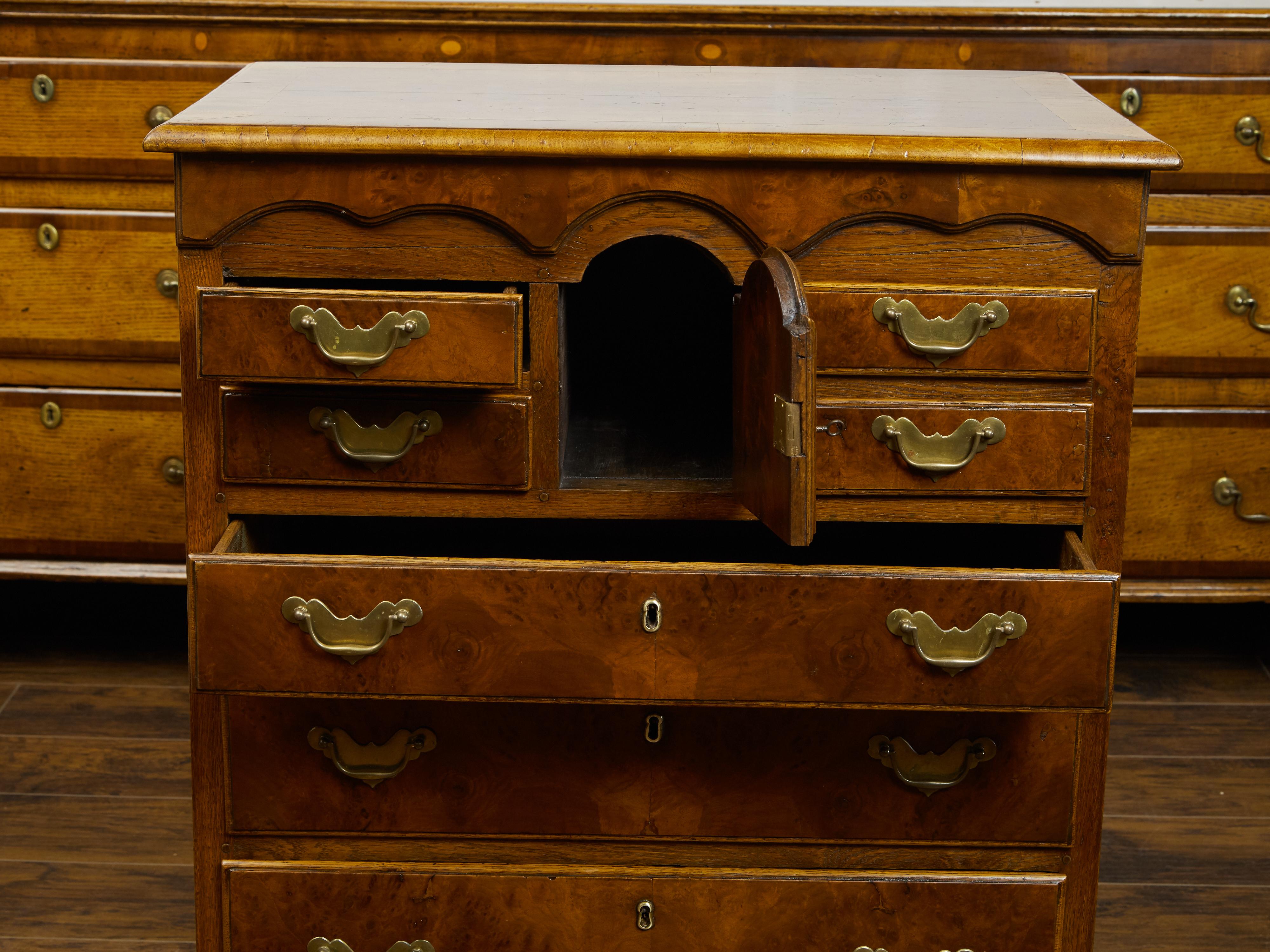 Impiallacciato Commode inglese del XIX secolo in legno di noce con cassetti graduati e porta piccola in vendita