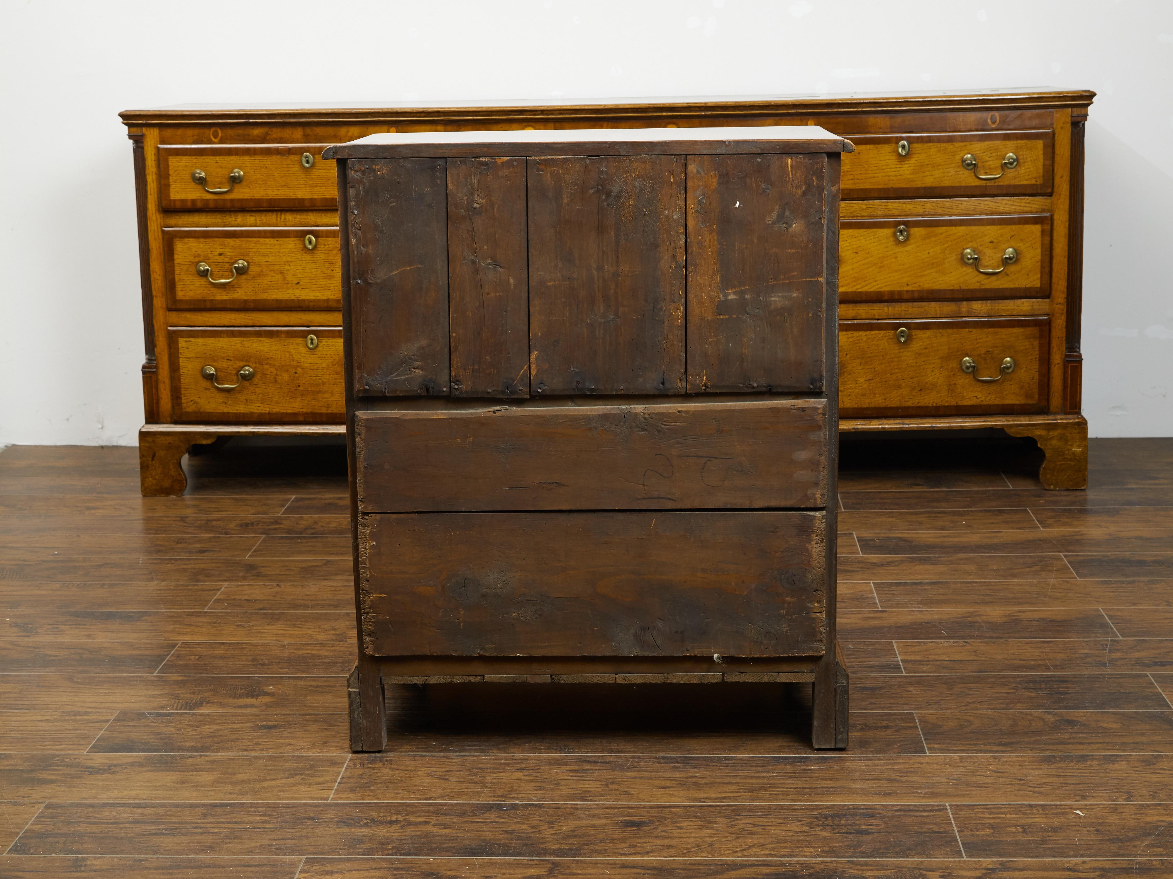 Commode inglese del XIX secolo in legno di noce con cassetti graduati e porta piccola in vendita 2