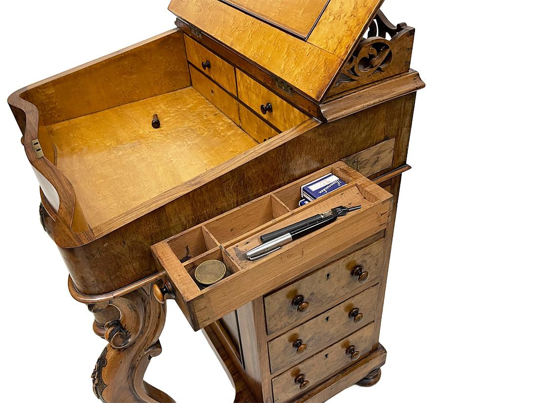 Englischer Davenport-Schreibtisch aus Nussbaum des 19. Jahrhunderts, um 1880 im Angebot 6