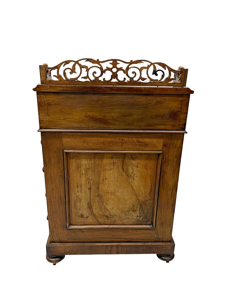 Englischer Davenport-Schreibtisch aus Nussbaum des 19. Jahrhunderts, um 1880 im Angebot 10