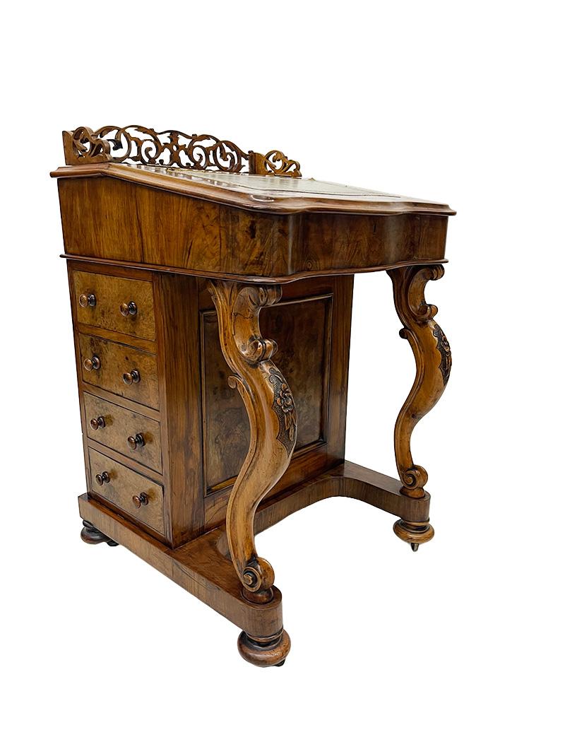 Englischer Davenport-Schreibtisch aus Nussbaum des 19. Jahrhunderts, um 1880

Ein englischer Davenport-Schreibtisch aus Nussbaumholz aus dem 19. Die linke Seite mit Schubladen ist die 