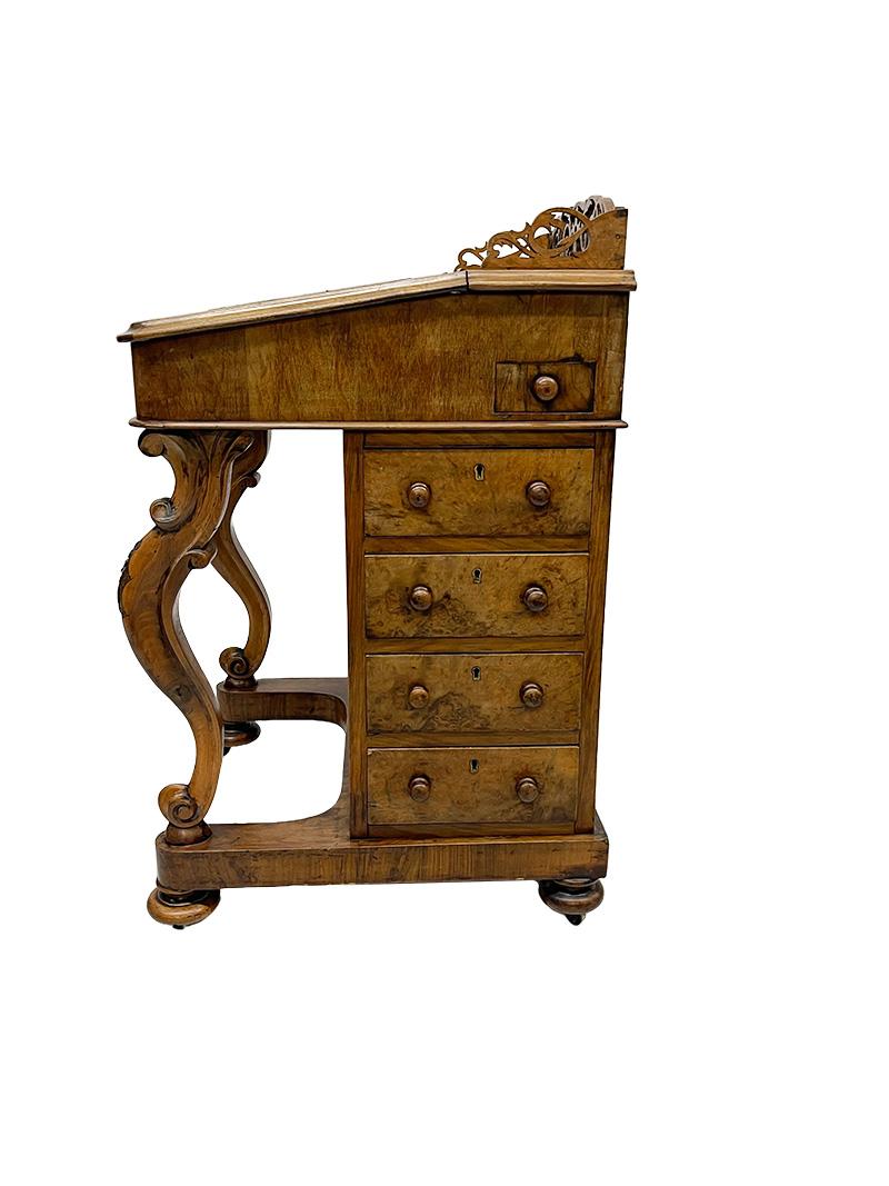 Englischer Davenport-Schreibtisch aus Nussbaum des 19. Jahrhunderts, um 1880 im Zustand „Gut“ im Angebot in Delft, NL