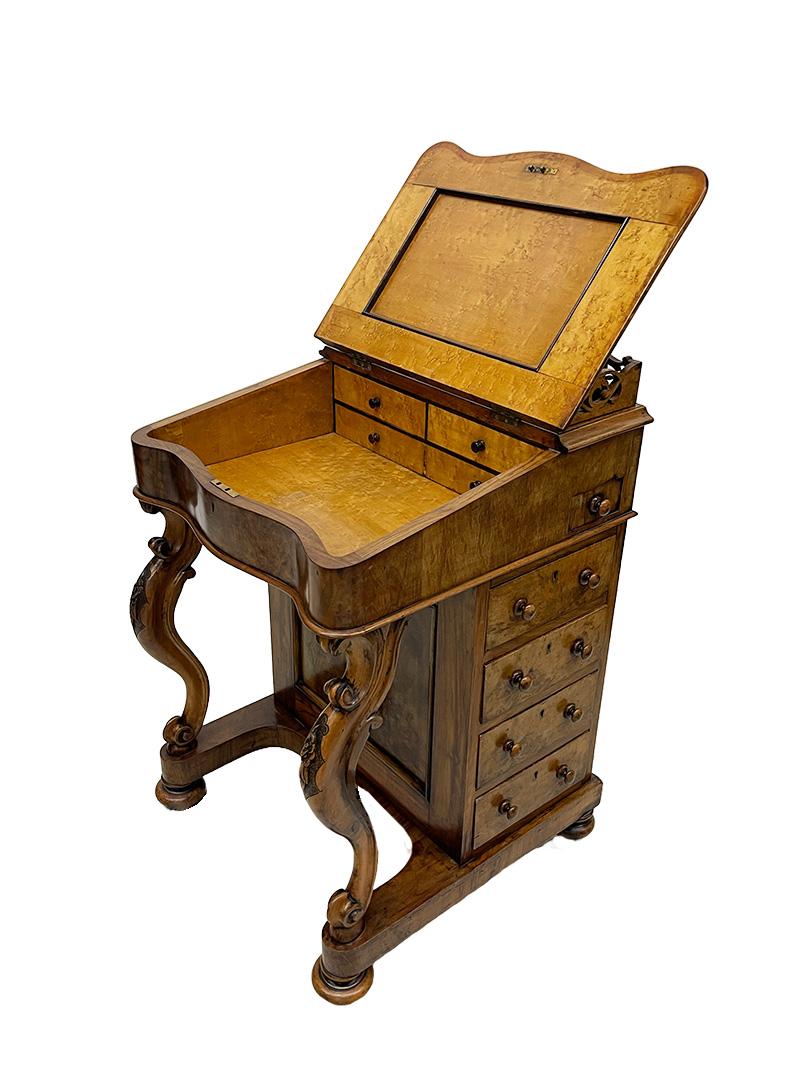 Englischer Davenport-Schreibtisch aus Nussbaum des 19. Jahrhunderts, um 1880 (Walnuss) im Angebot