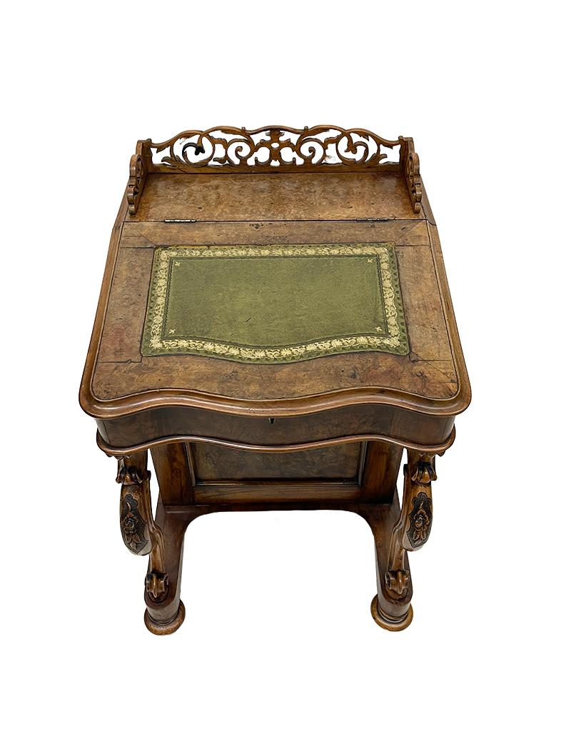 Englischer Davenport-Schreibtisch aus Nussbaum des 19. Jahrhunderts, um 1880 im Angebot 1
