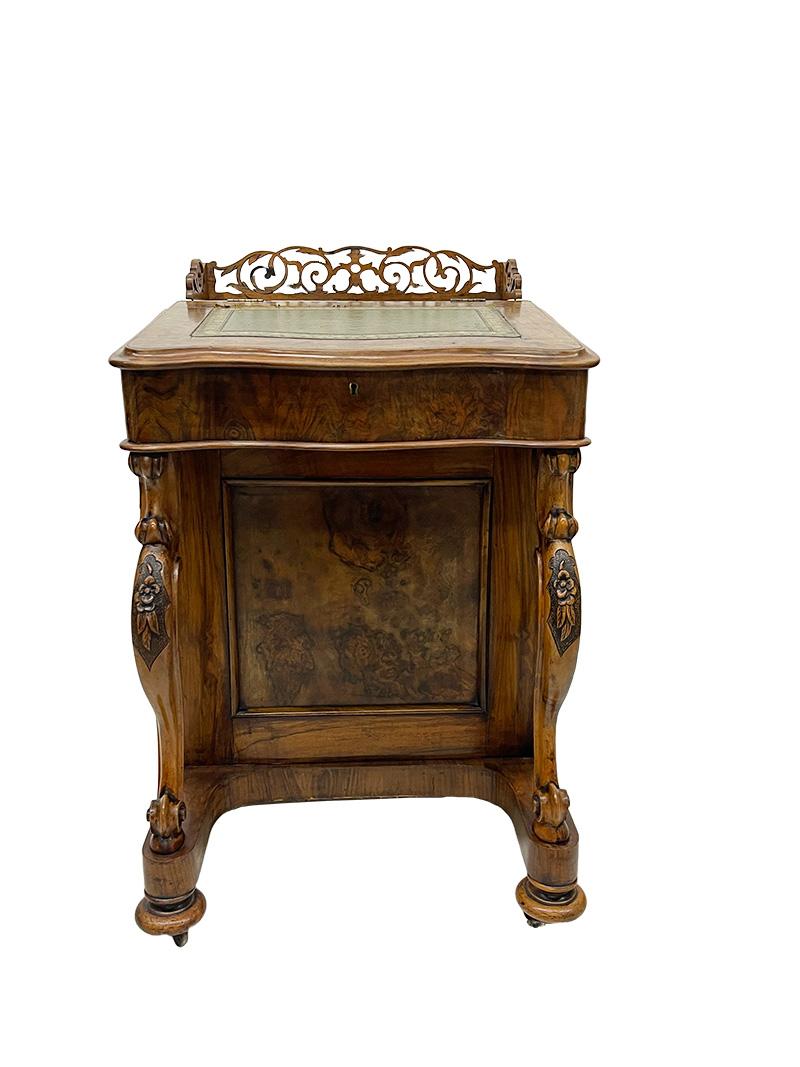 Englischer Davenport-Schreibtisch aus Nussbaum des 19. Jahrhunderts, um 1880 im Angebot 2