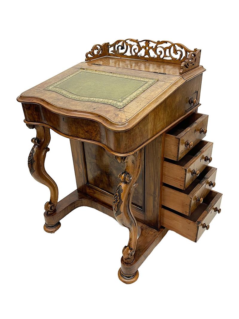 Englischer Davenport-Schreibtisch aus Nussbaum des 19. Jahrhunderts, um 1880 im Angebot 3
