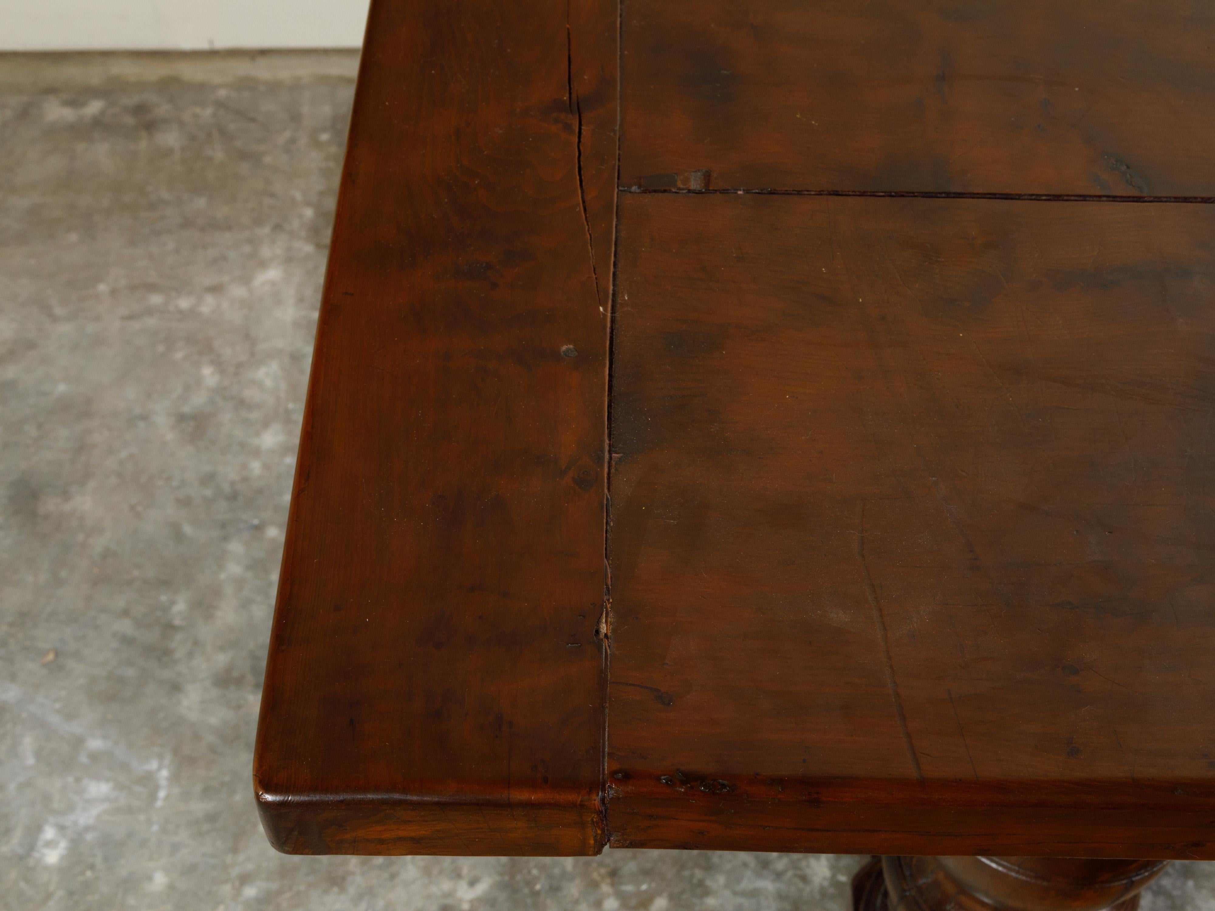 Table de salle à manger anglaise du 19ème siècle en noyer avec pieds tournés et traverse en forme de H en vente 4
