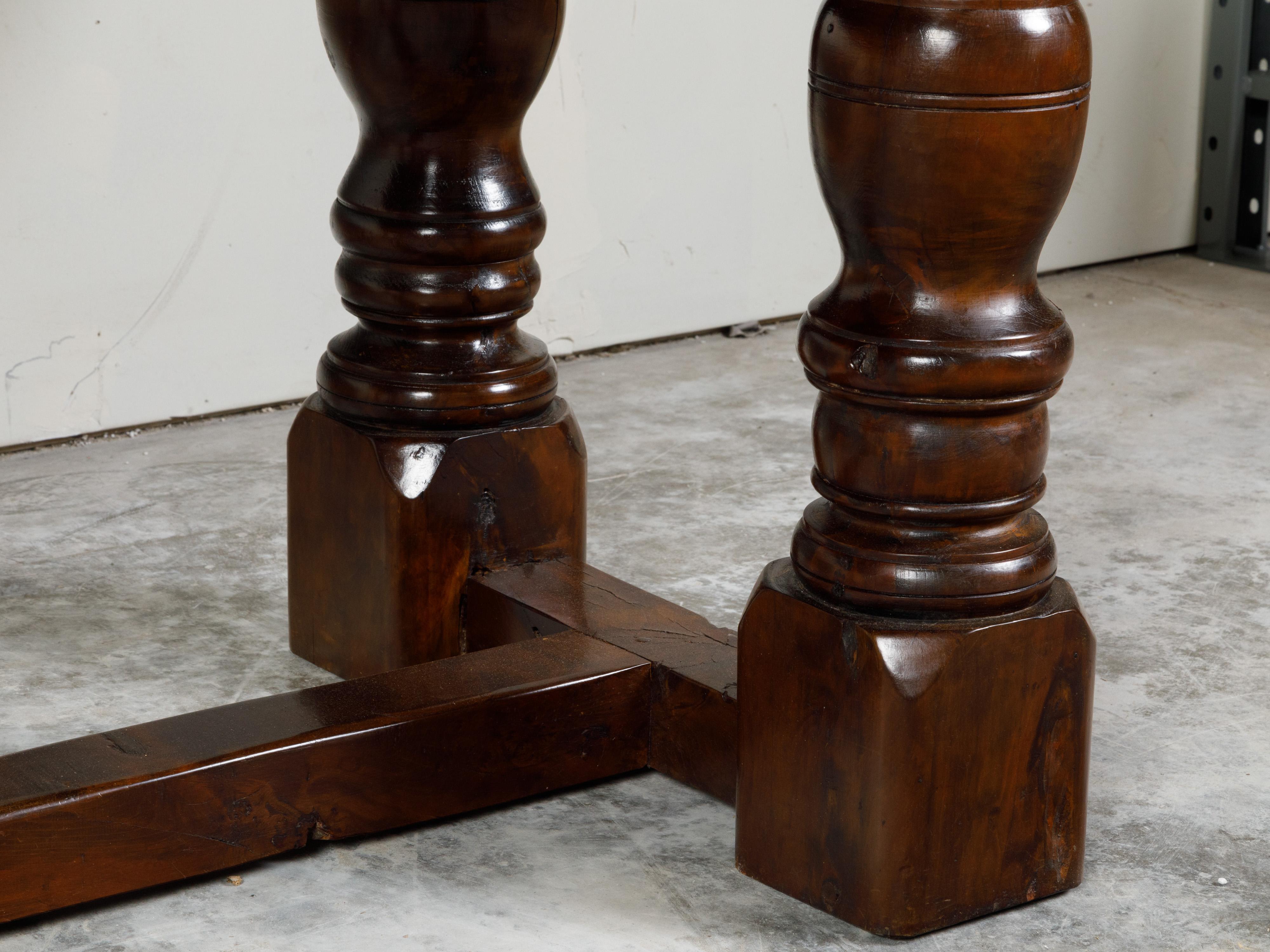 Table de salle à manger anglaise du 19ème siècle en noyer avec pieds tournés et traverse en forme de H en vente 5