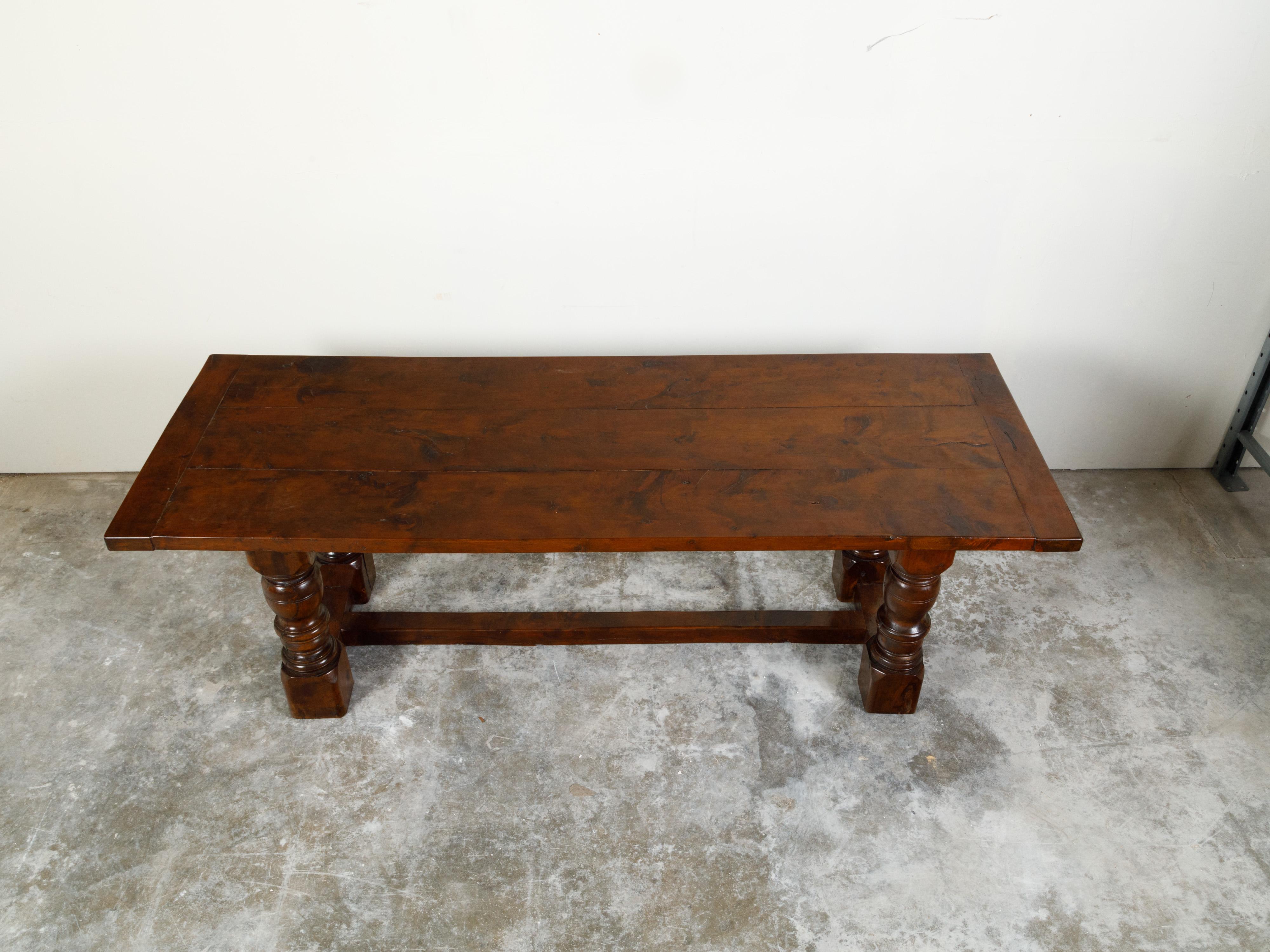 Anglais Table de salle à manger anglaise du 19ème siècle en noyer avec pieds tournés et traverse en forme de H en vente