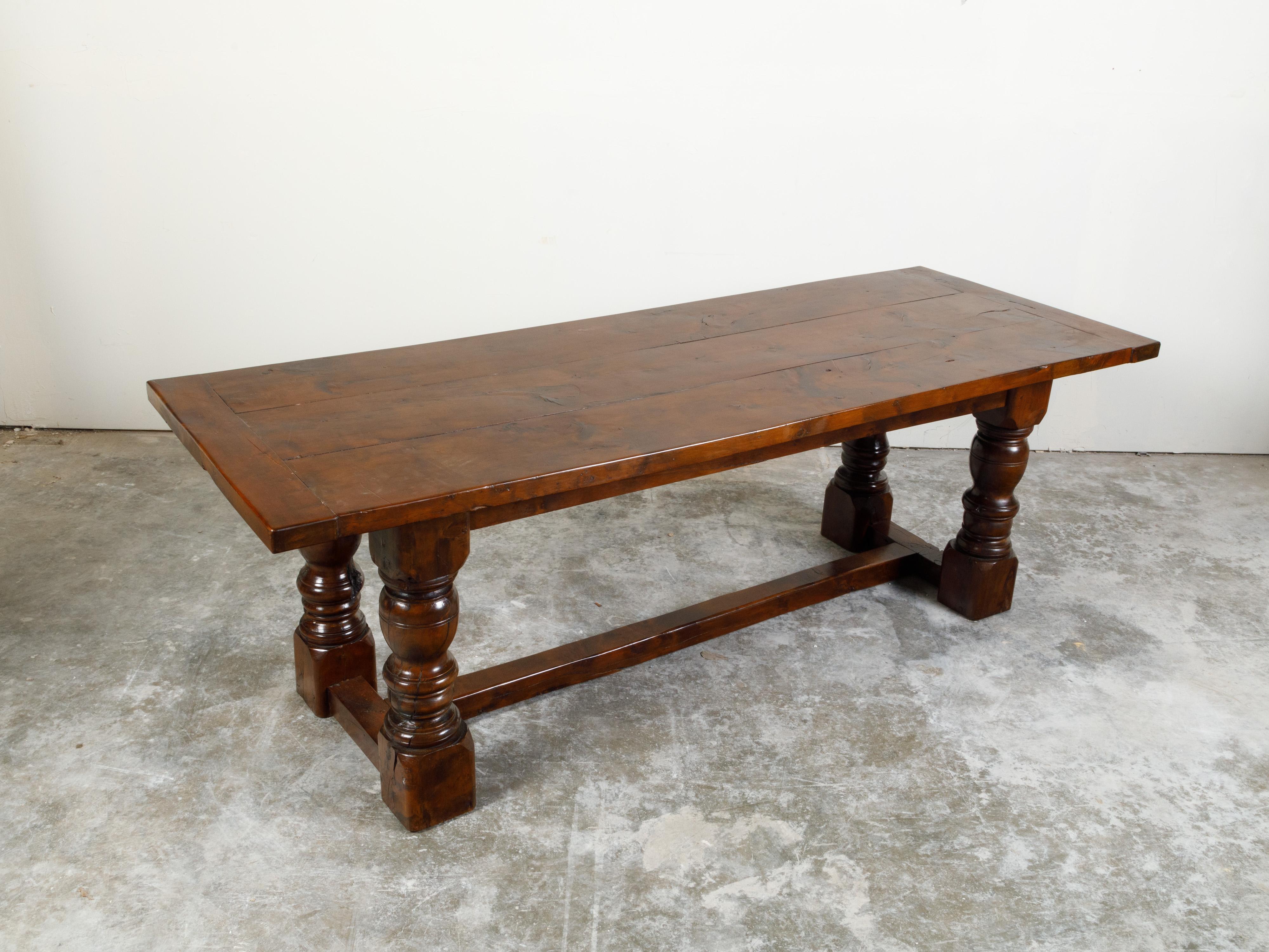 Table de salle à manger anglaise du 19ème siècle en noyer avec pieds tournés et traverse en forme de H Bon état - En vente à Atlanta, GA