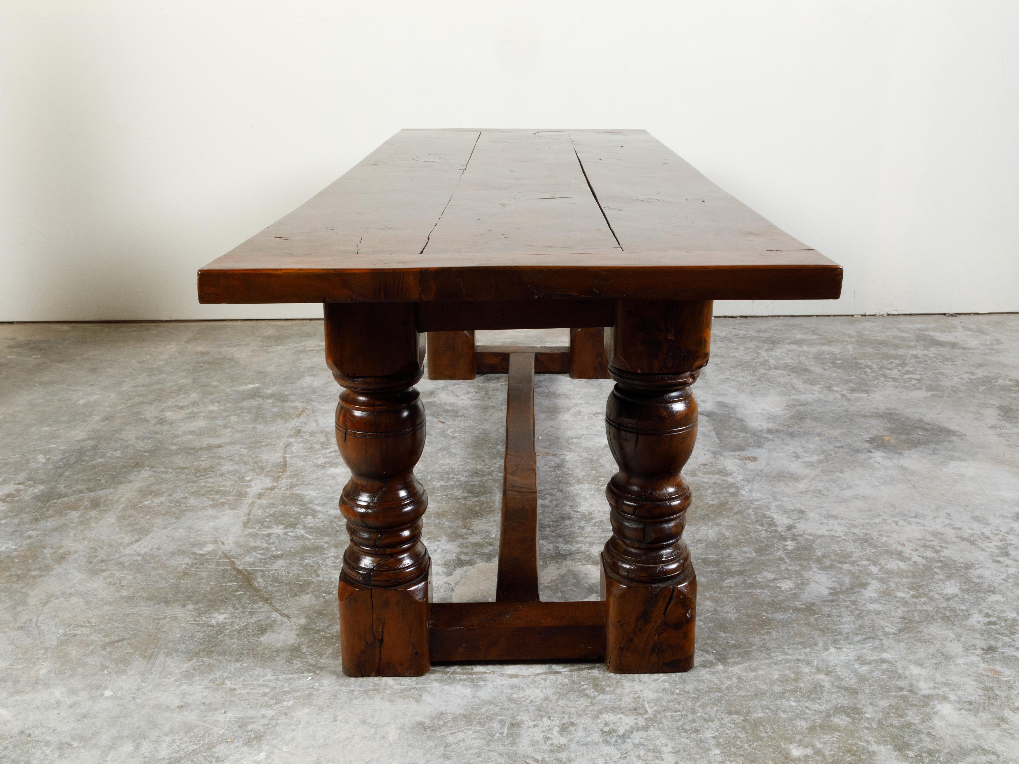 XIXe siècle Table de salle à manger anglaise du 19ème siècle en noyer avec pieds tournés et traverse en forme de H en vente