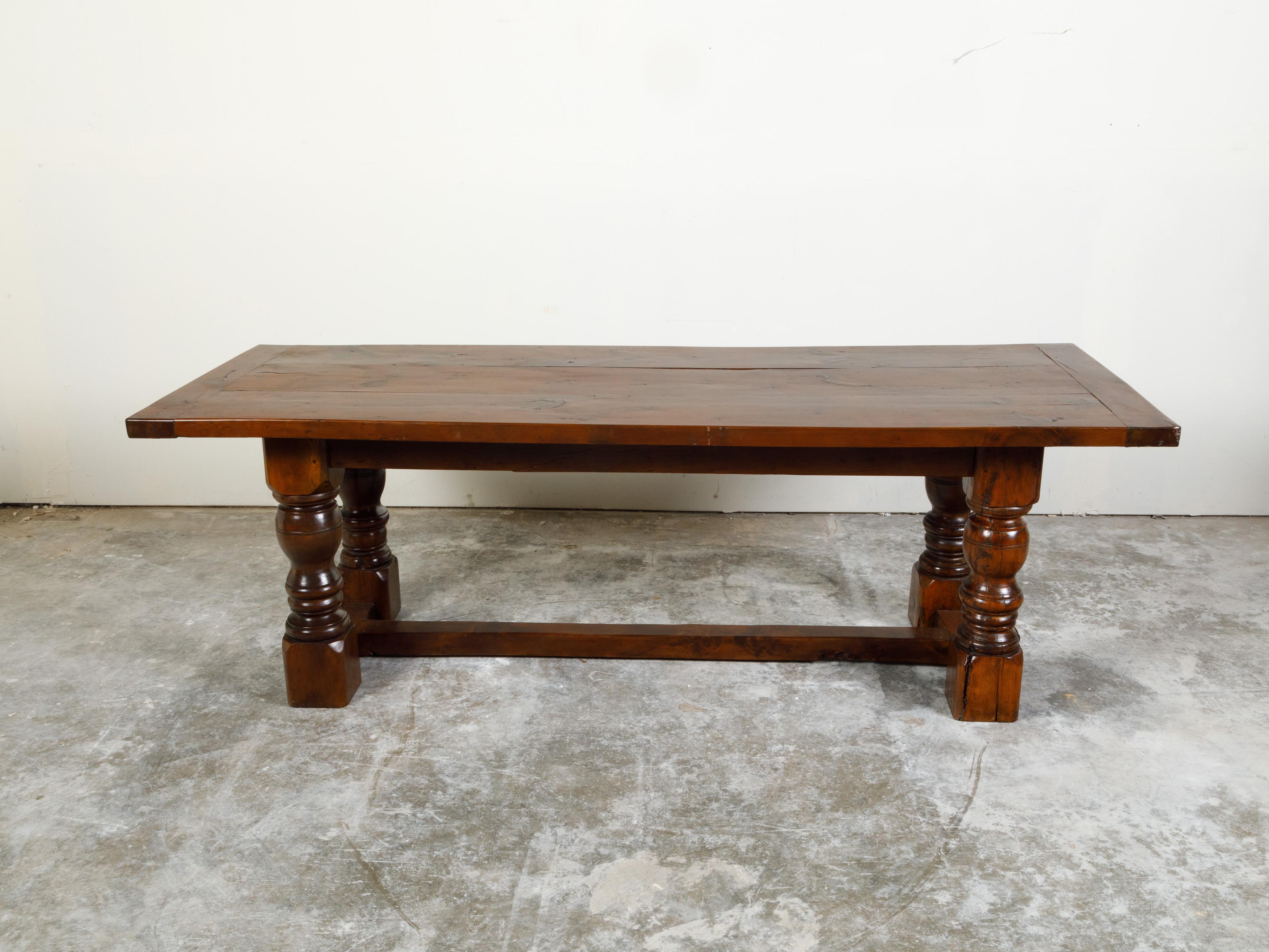 Noyer Table de salle à manger anglaise du 19ème siècle en noyer avec pieds tournés et traverse en forme de H en vente