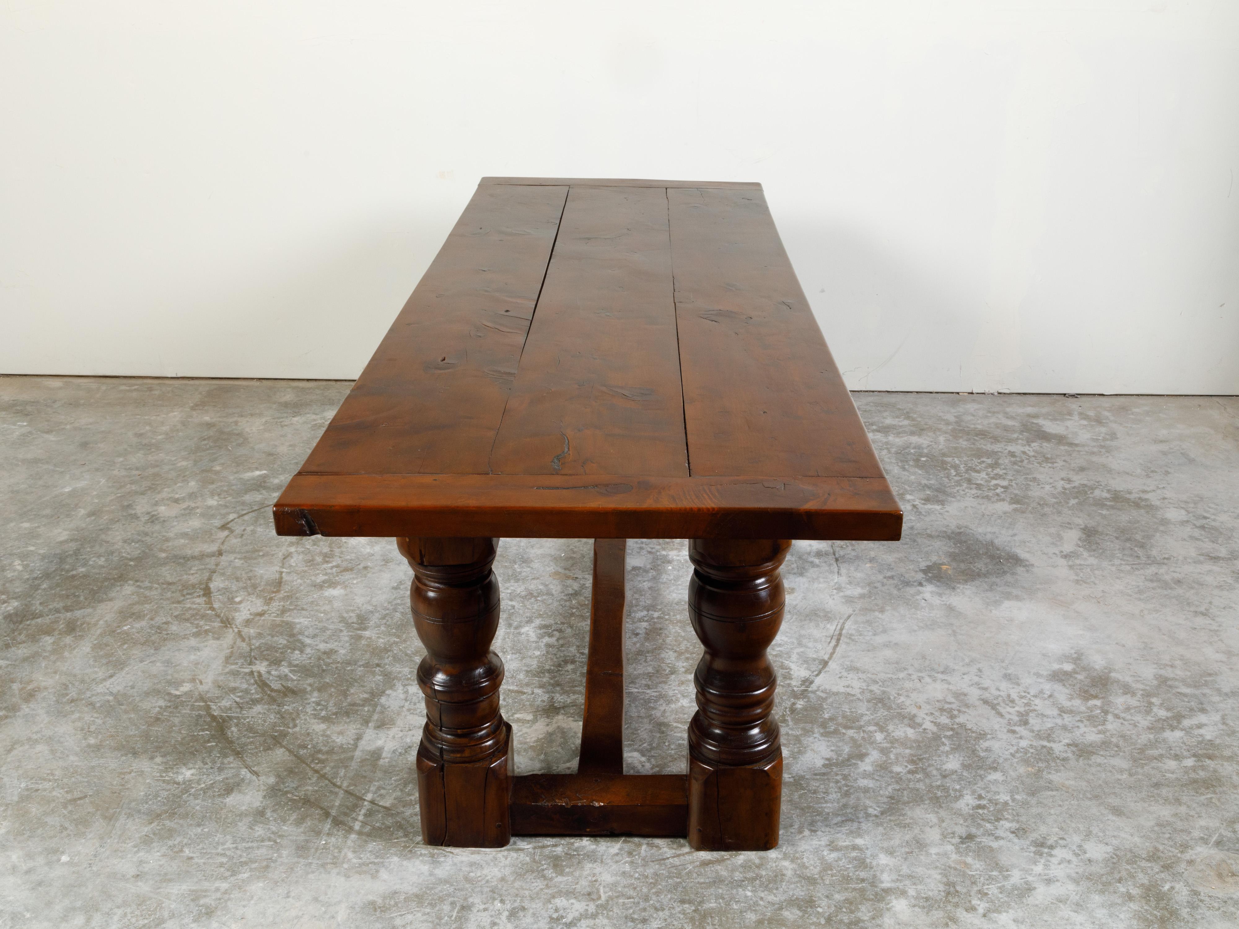 Table de salle à manger anglaise du 19ème siècle en noyer avec pieds tournés et traverse en forme de H en vente 1
