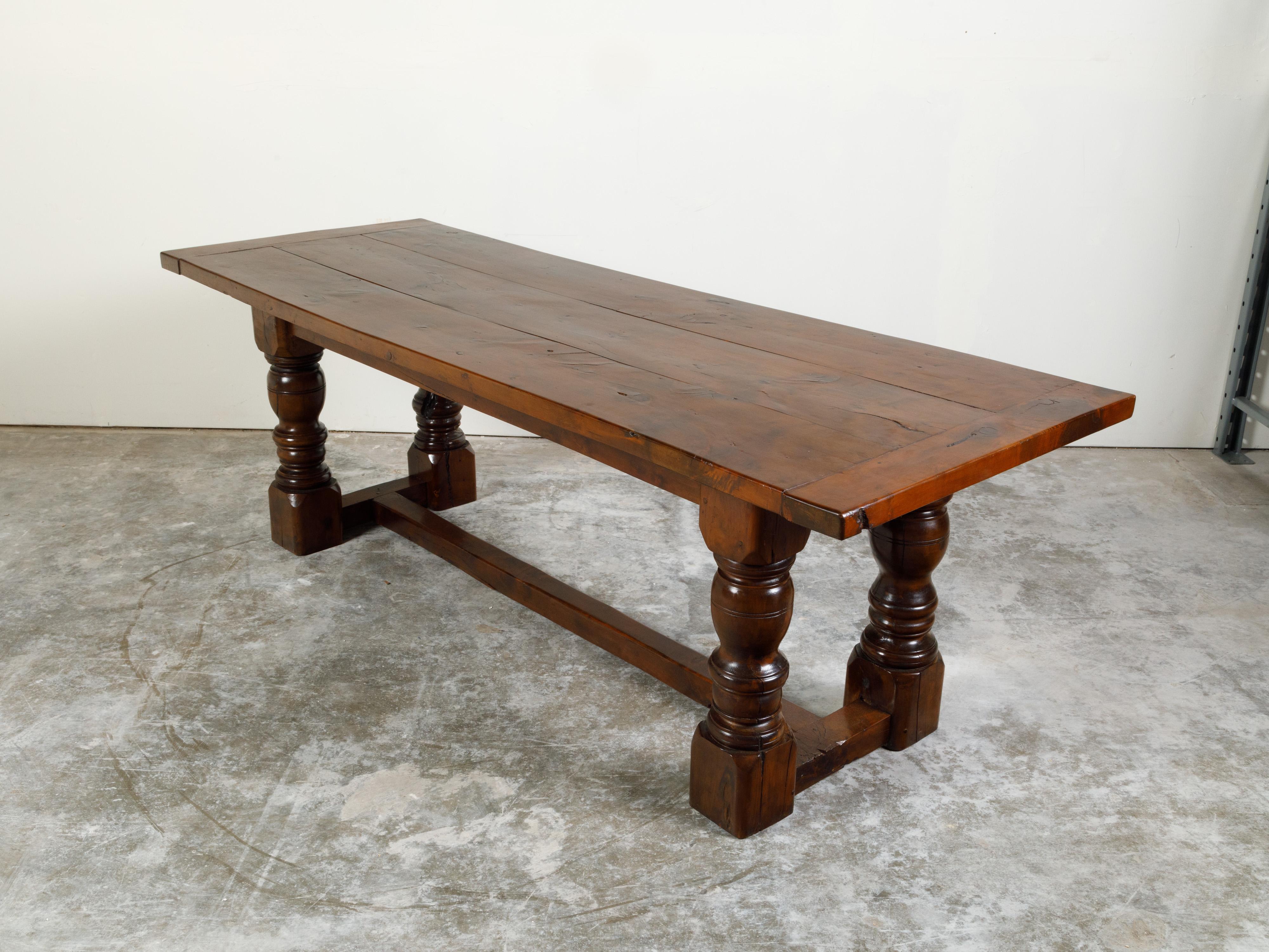 Table de salle à manger anglaise du 19ème siècle en noyer avec pieds tournés et traverse en forme de H en vente 2