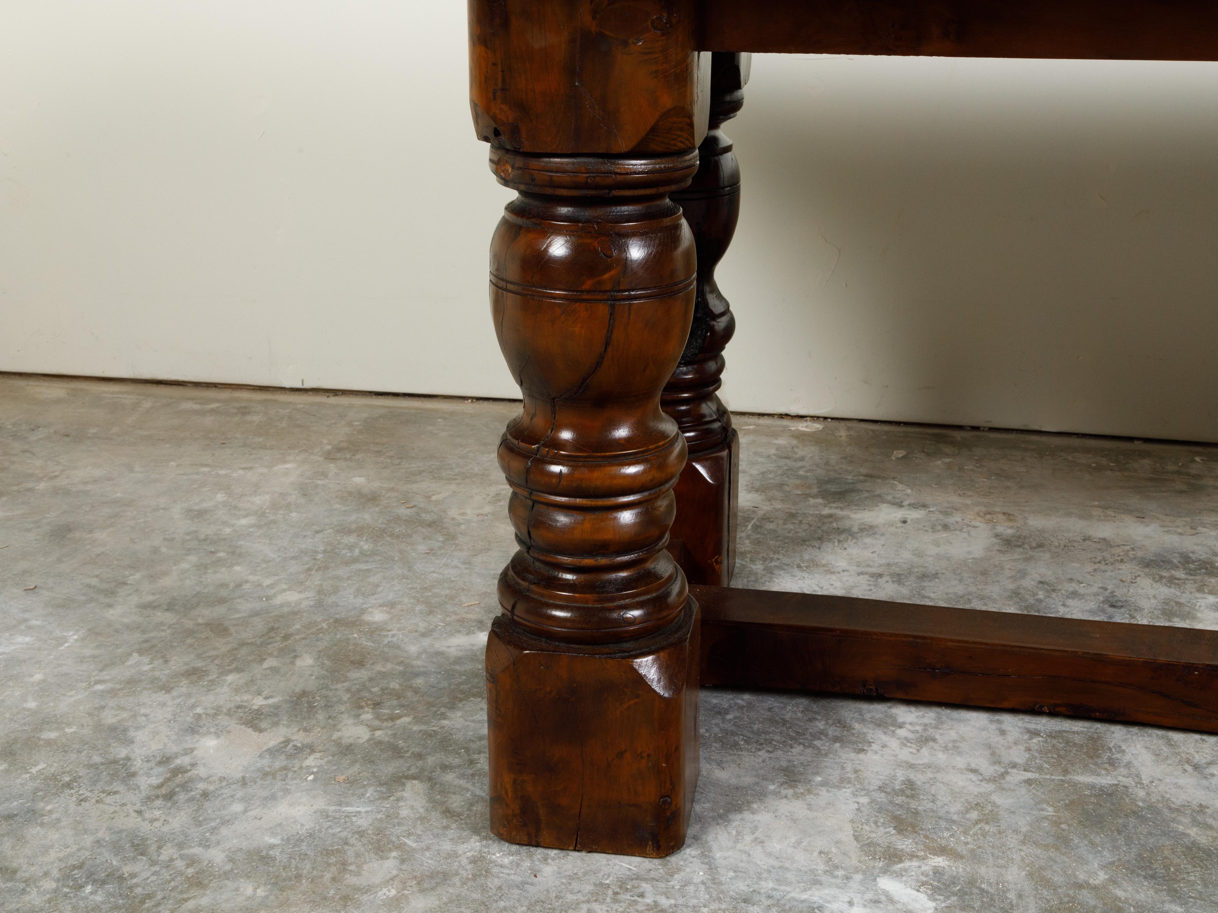 Table de salle à manger anglaise du 19ème siècle en noyer avec pieds tournés et traverse en forme de H en vente 3