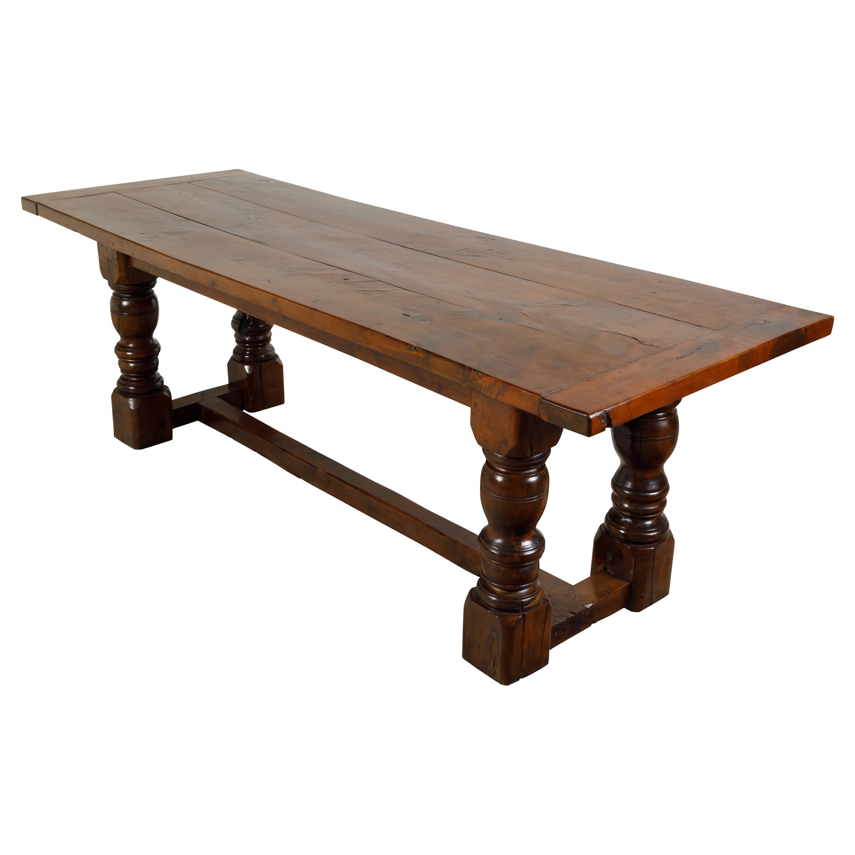 Mesa de comedor inglesa de nogal del siglo XIX con patas torneadas y camilla en forma de H