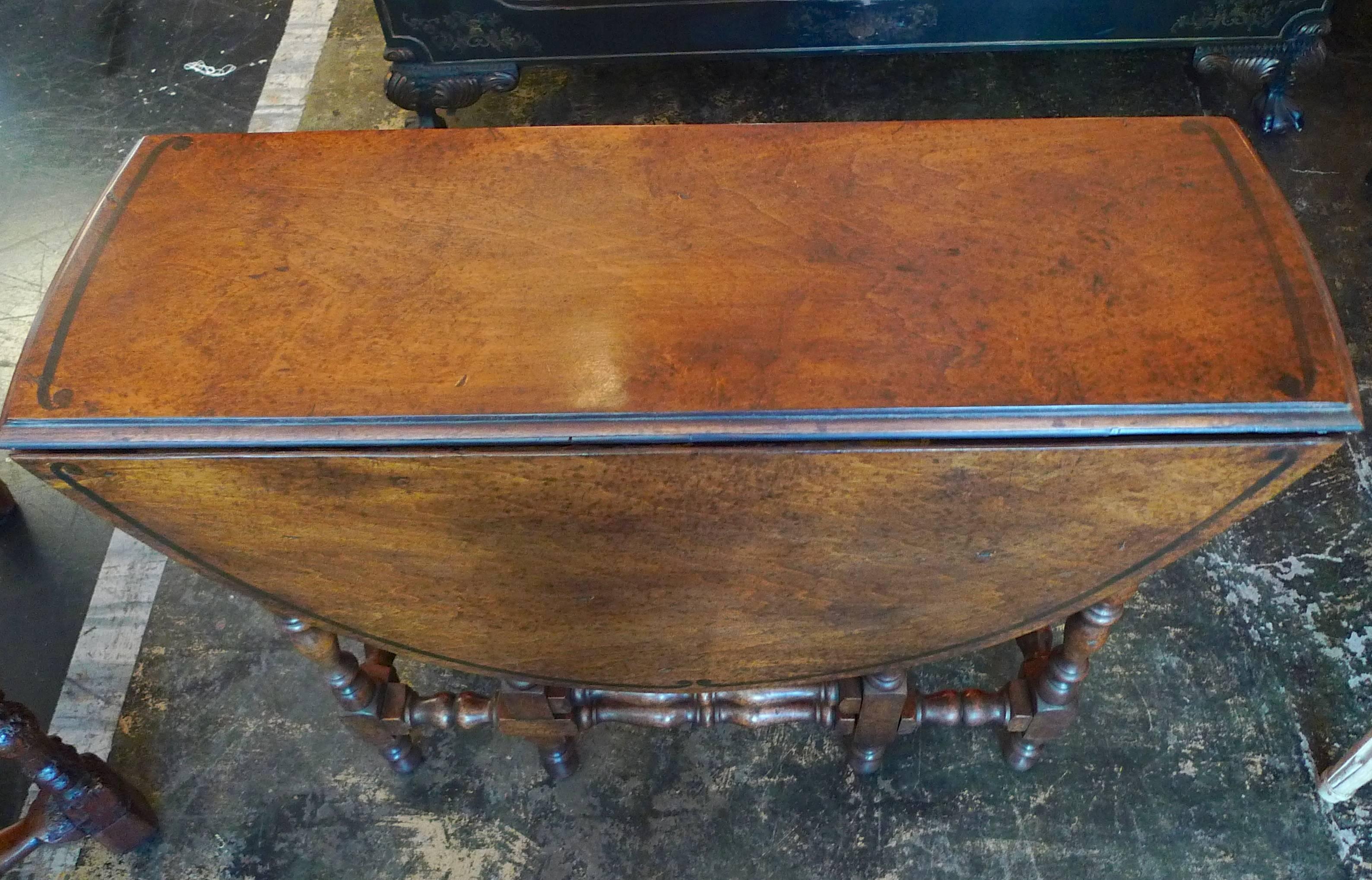 English 19th Century Walnut Gate-Leg, Drop-Leaf Oval Table with Turned Legs 6