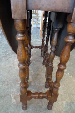 English 19th Century Walnut Gate-Leg, Drop-Leaf Oval Table with Turned Legs