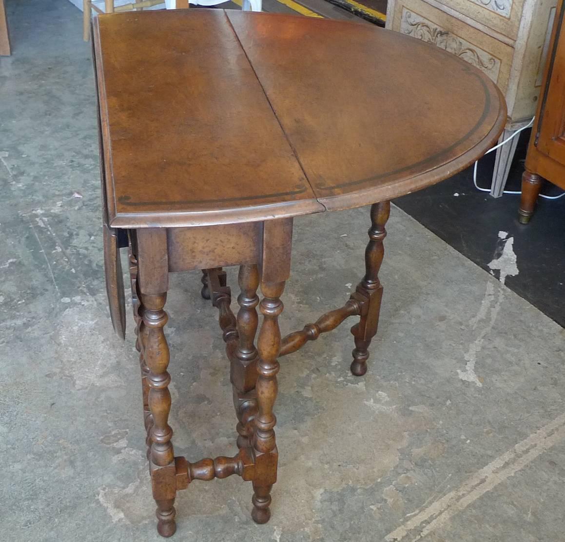 Painted English 19th Century Walnut Gate-Leg, Drop-Leaf Oval Table with Turned Legs