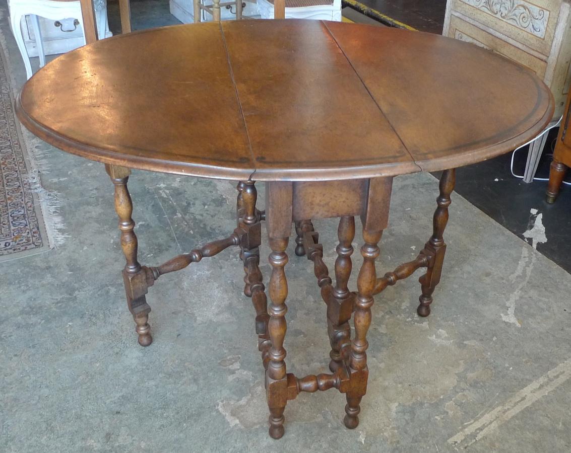 Painted English 19th Century Walnut Gate-Leg, Drop-Leaf Oval Table with Turned Legs