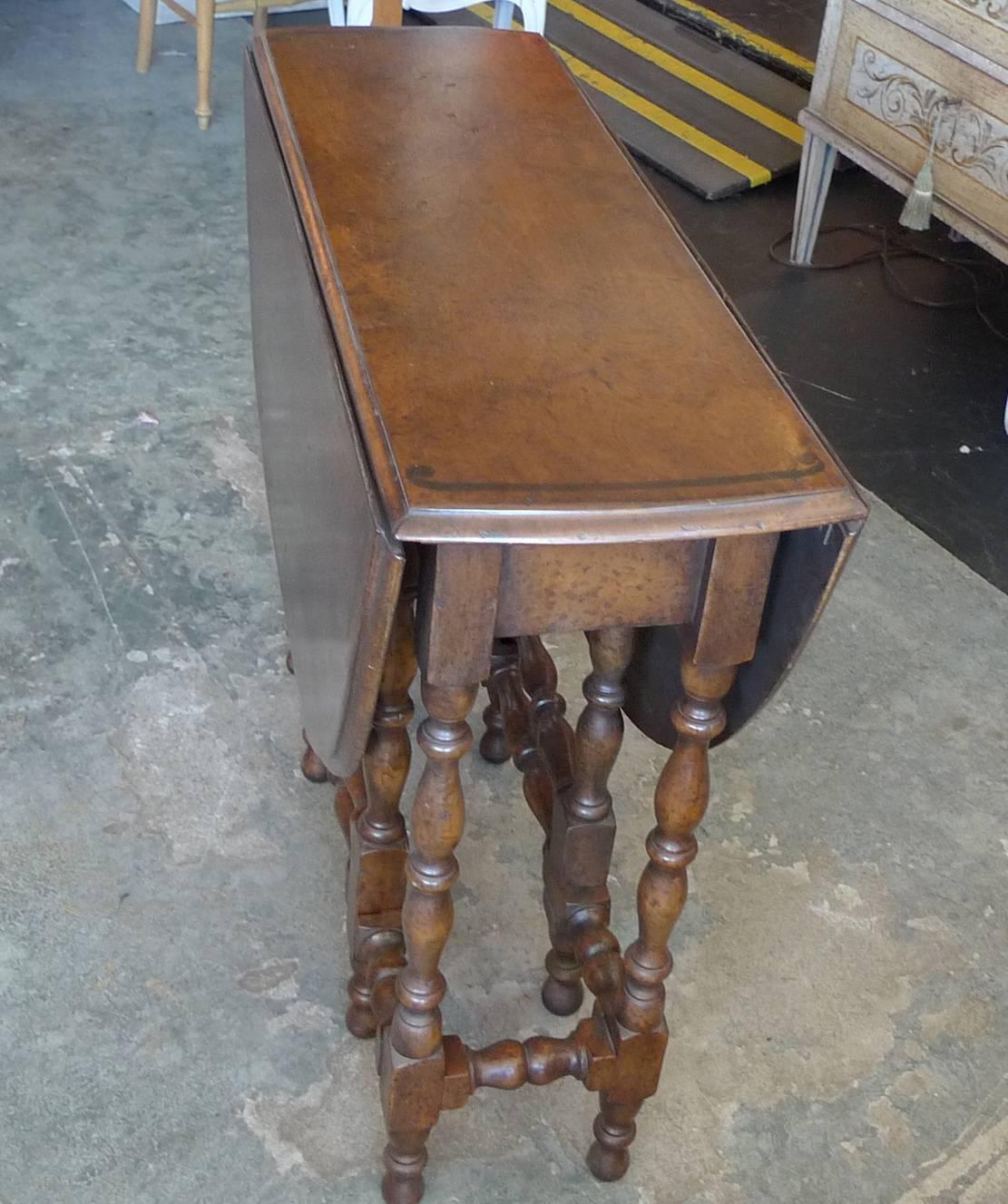English 19th Century Walnut Gate-Leg, Drop-Leaf Oval Table with Turned Legs In Distressed Condition In Santa Monica, CA