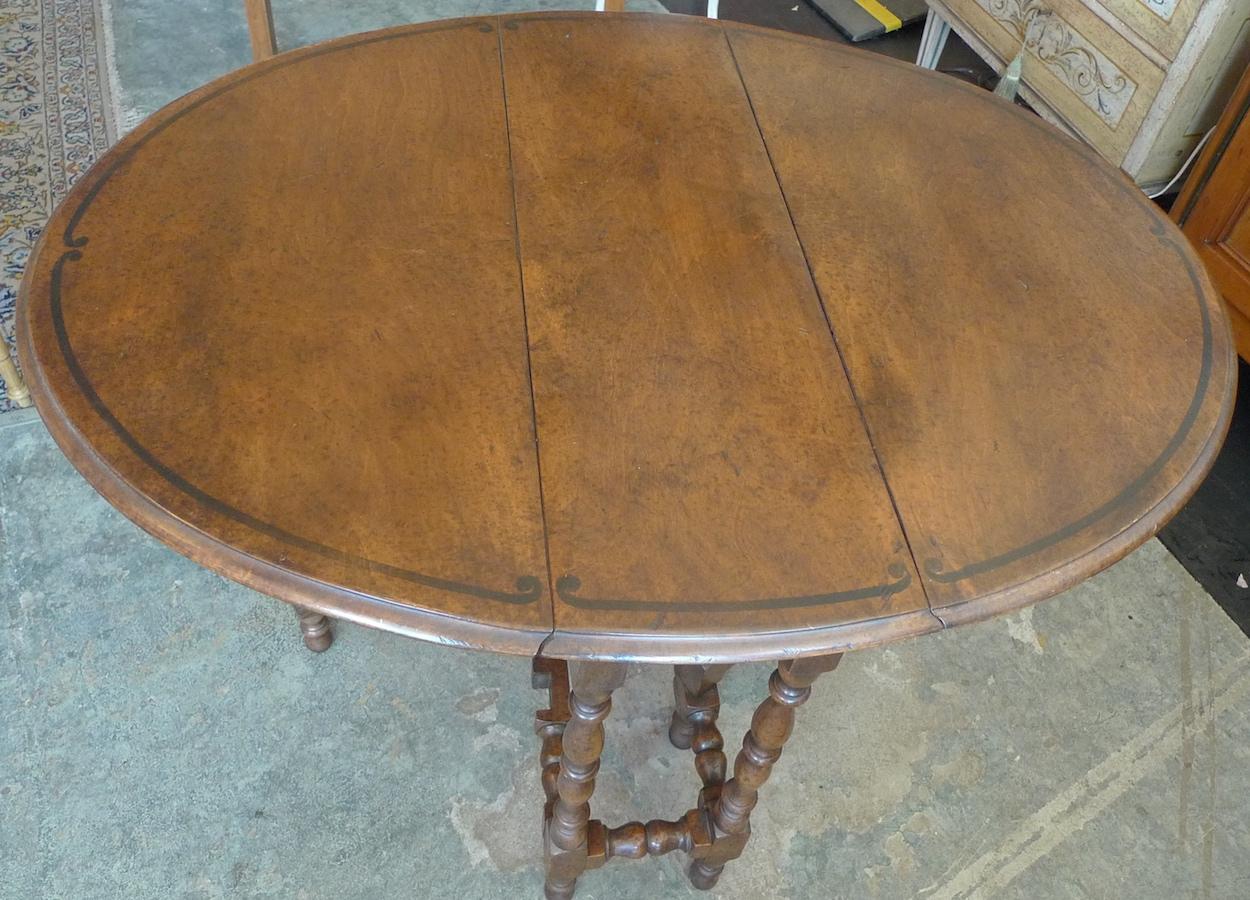 English 19th Century Walnut Gate-Leg, Drop-Leaf Oval Table with Turned Legs In Distressed Condition In Santa Monica, CA
